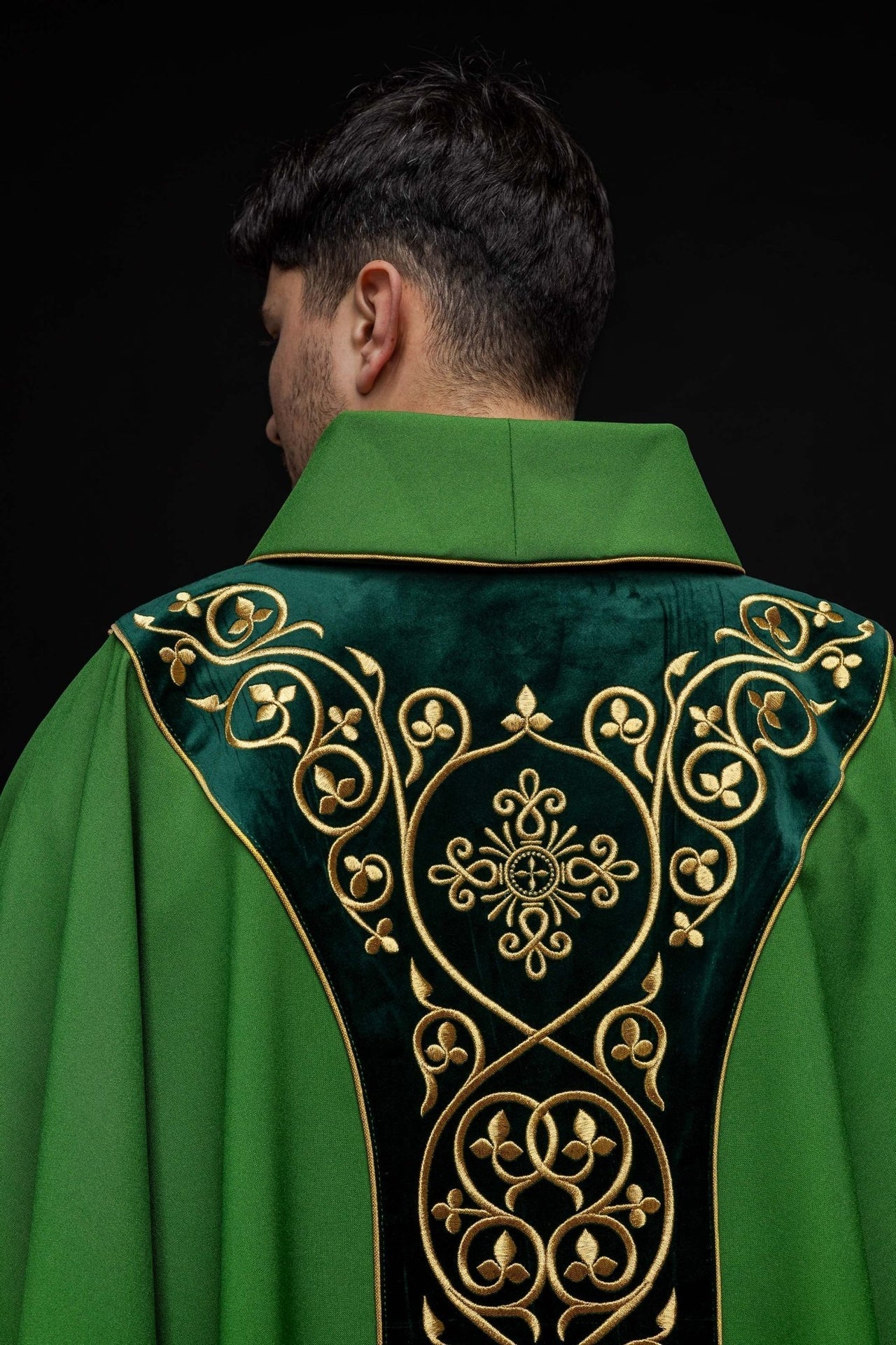 Ornat Liturgiczny Zielony Aksamitny Haft - Elegancki Strój Kapłański - SZATYLITURGICZNE.PL