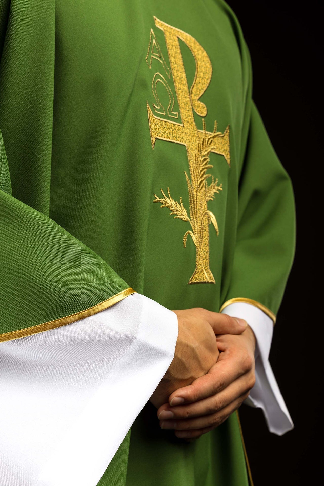 Ornat Liturgiczny Zielony Alfa i Omega - Szeroki Kołnierz, Haftowany - SZATYLITURGICZNE.PL
