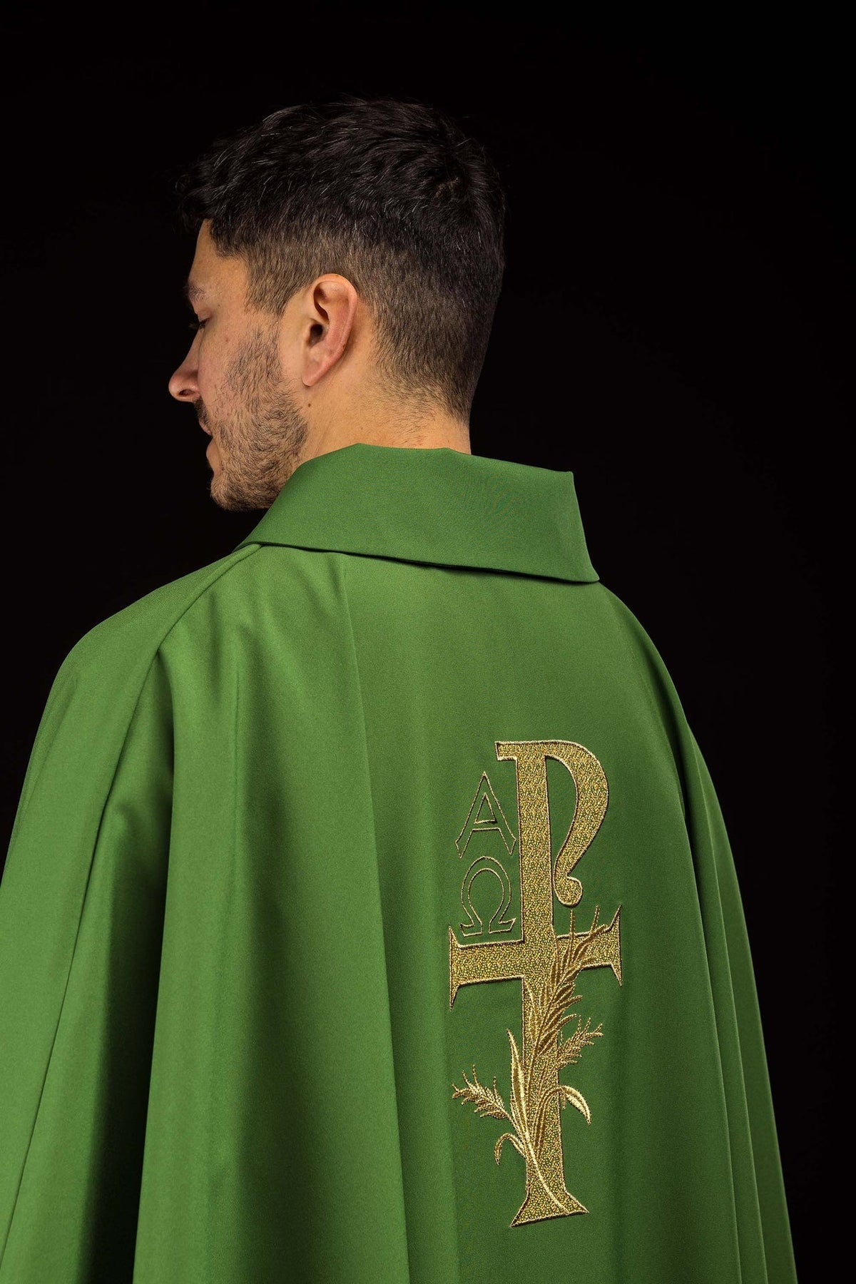 Ornat Liturgiczny Zielony Alfa i Omega - Szeroki Kołnierz, Haftowany - SZATYLITURGICZNE.PL