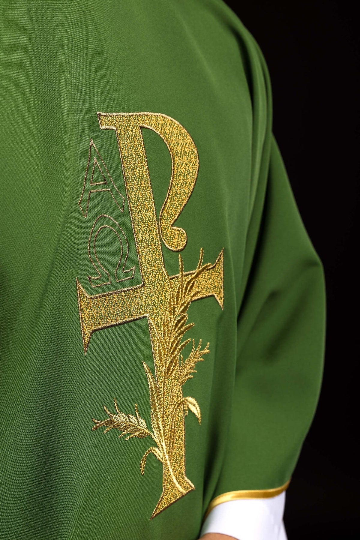 Ornat Liturgiczny Zielony Alfa i Omega - Szeroki Kołnierz, Haftowany - SZATYLITURGICZNE.PL