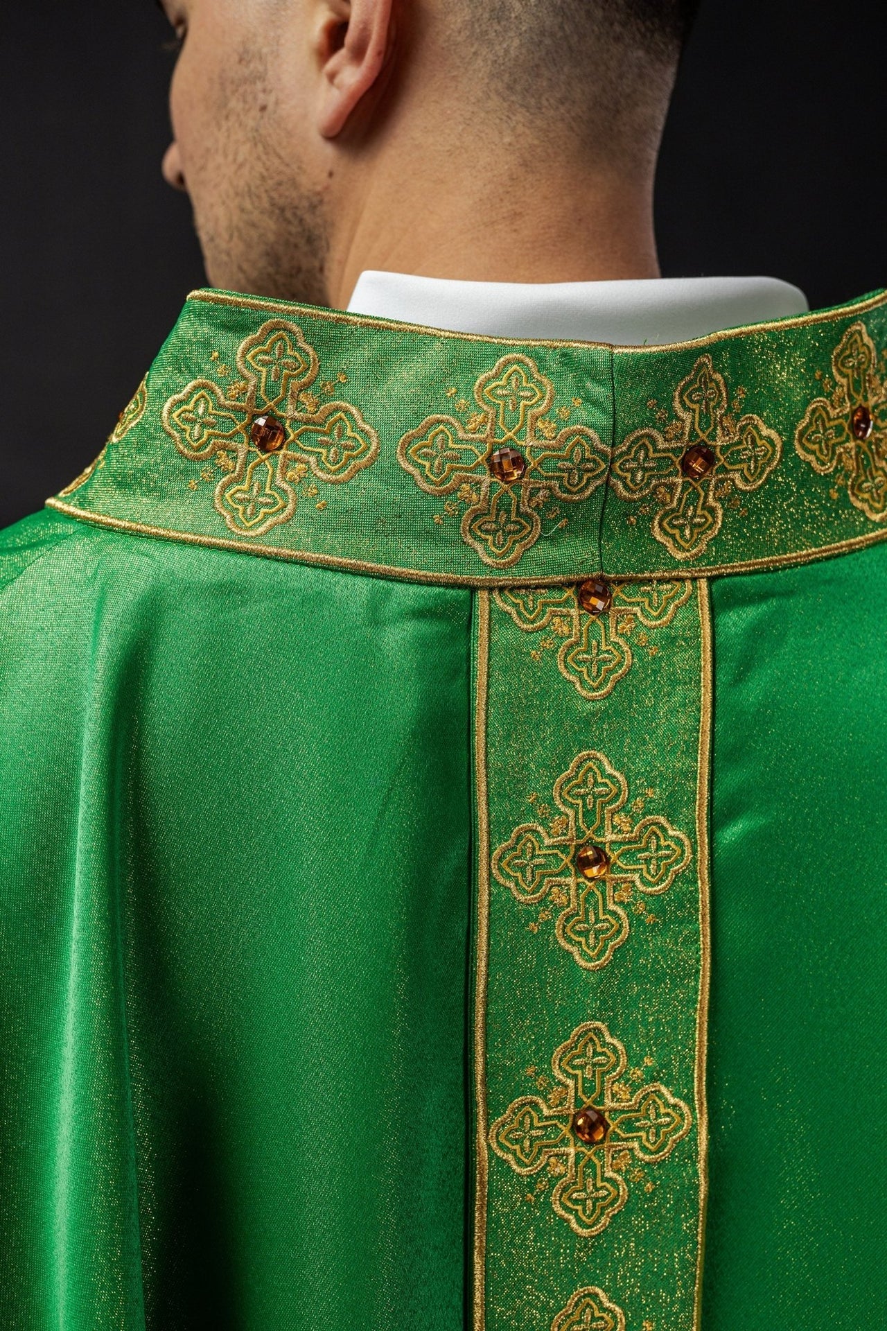 Ornat Liturgiczny Zielony Haftowany Kamieniami - Polski Produkt - SZATYLITURGICZNE.PL