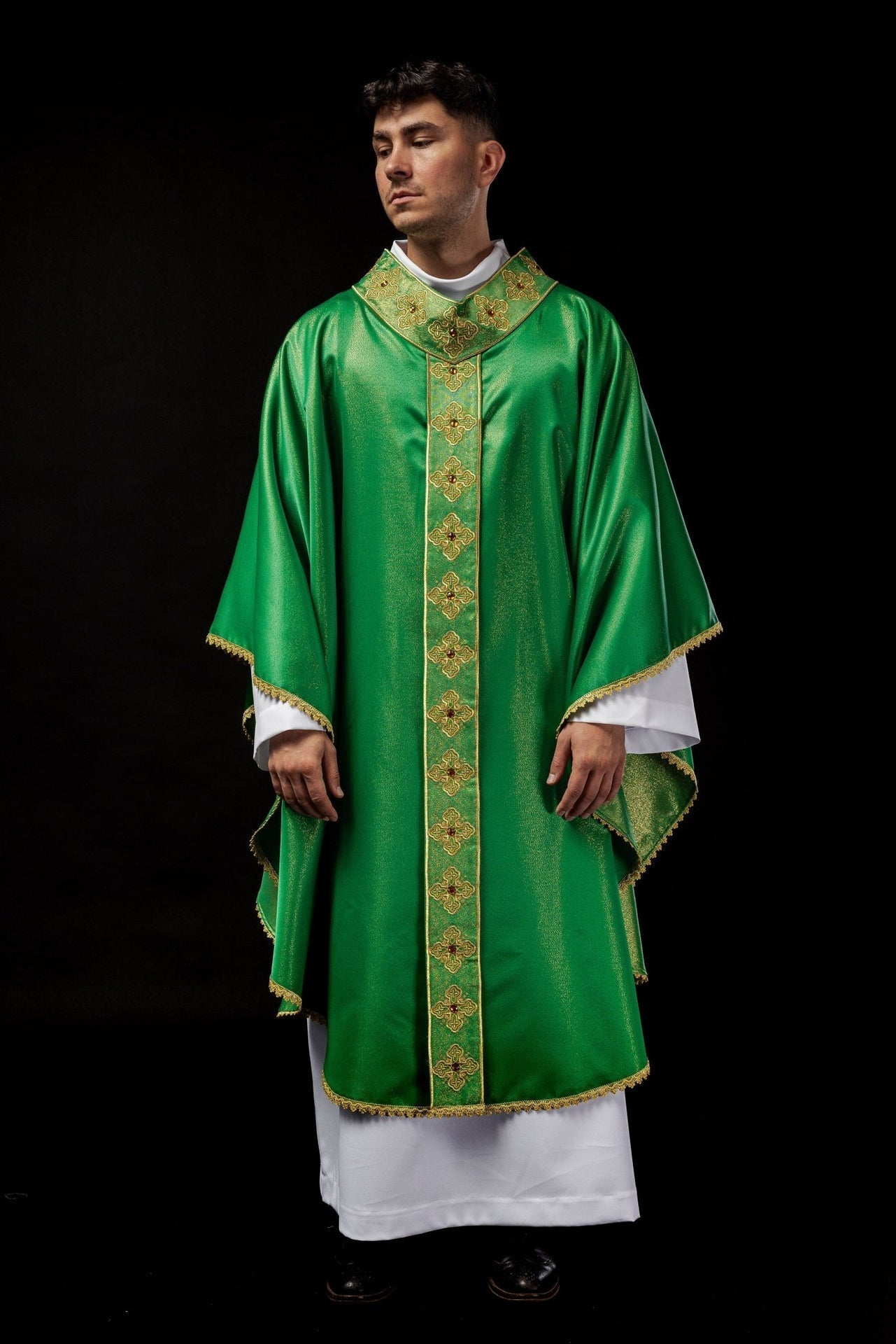 Ornat Liturgiczny Zielony Haftowany Kamieniami - Polski Produkt - SZATYLITURGICZNE.PL