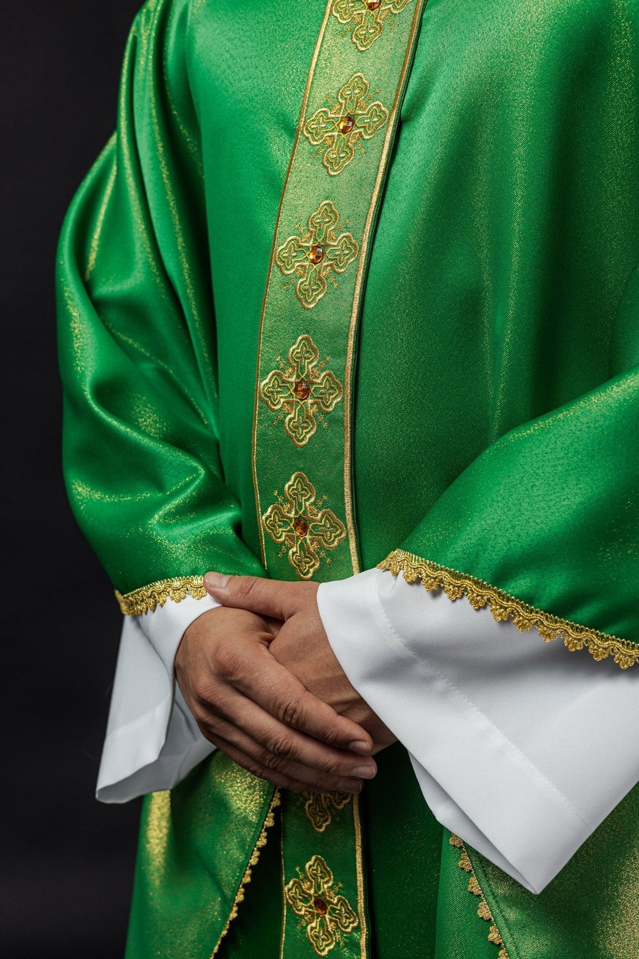 Ornat Liturgiczny Zielony Haftowany Kamieniami - Polski Produkt - SZATYLITURGICZNE.PL