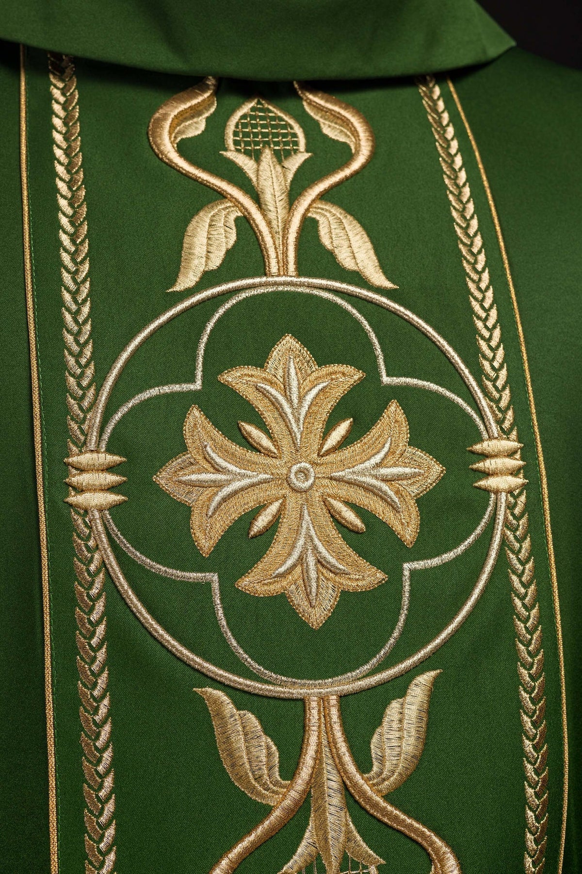 Ornat Liturgiczny Zielony Haftowany Rozeta - Polski Producent - SZATYLITURGICZNE.PL