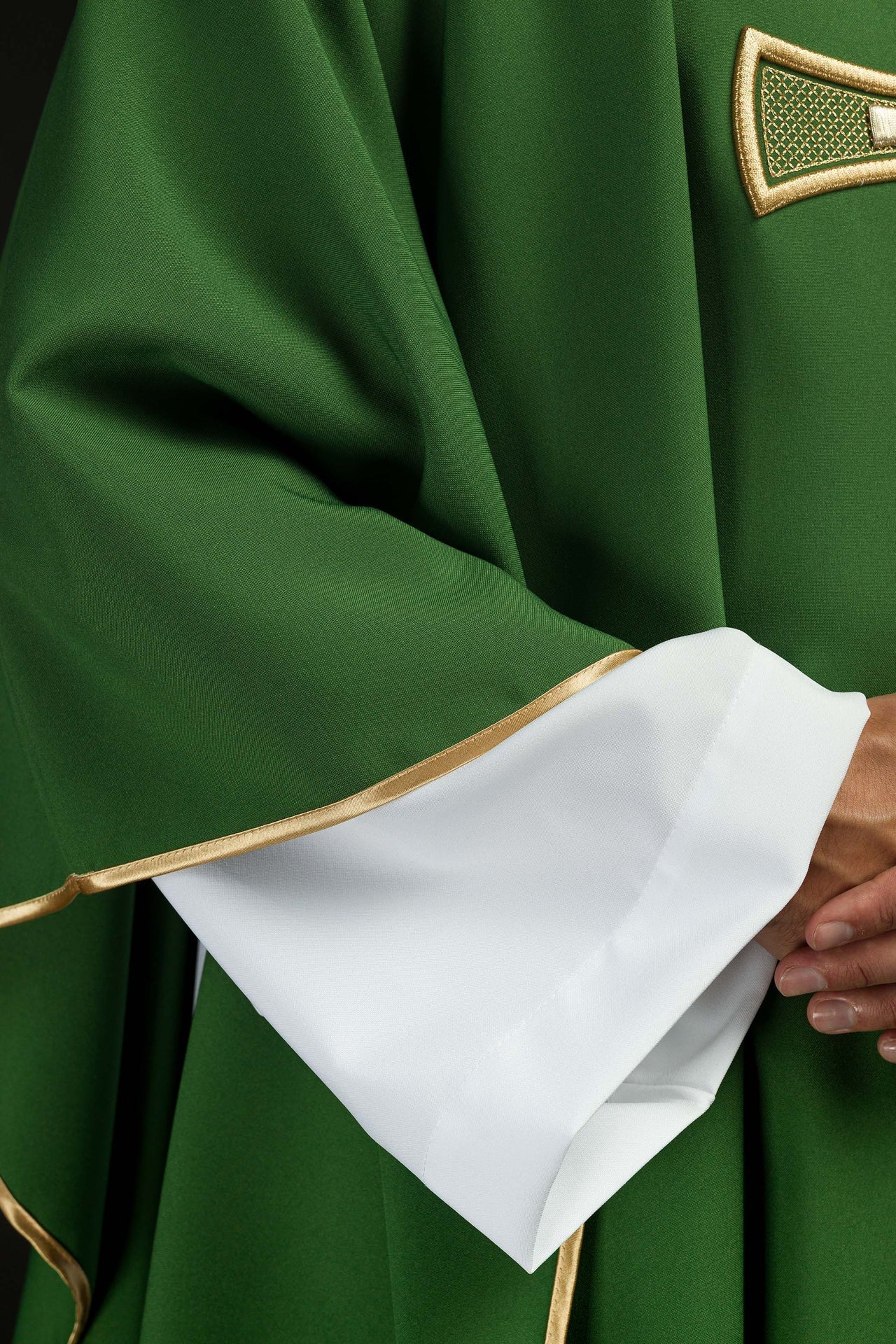 Ornat Liturgiczny Zielony Haftowany Złotym Krzyżem - SZATYLITURGICZNE.PL