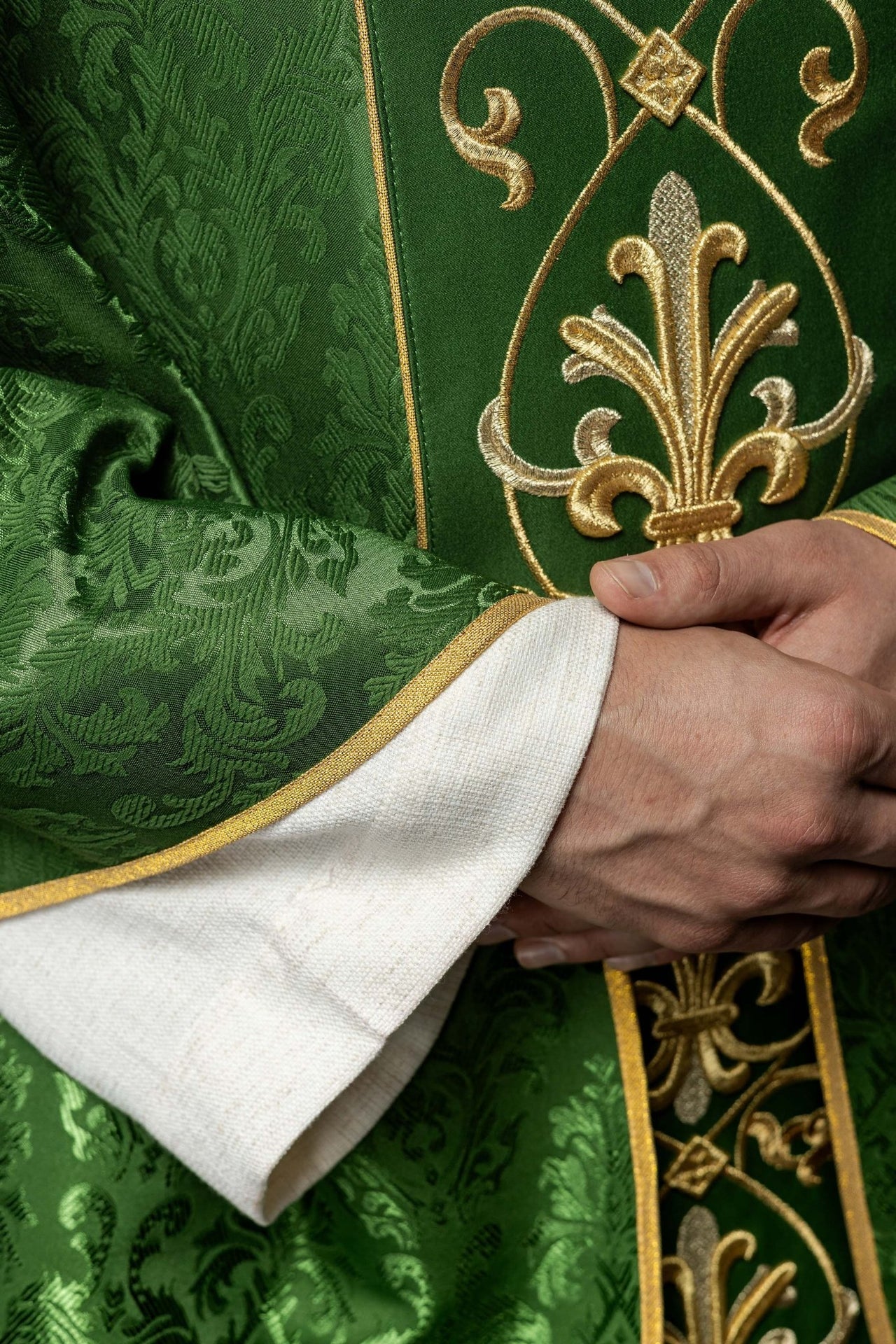 Ornat Liturgiczny Zielony IHS Haftowany - Polska Produkcja - SZATYLITURGICZNE.PL
