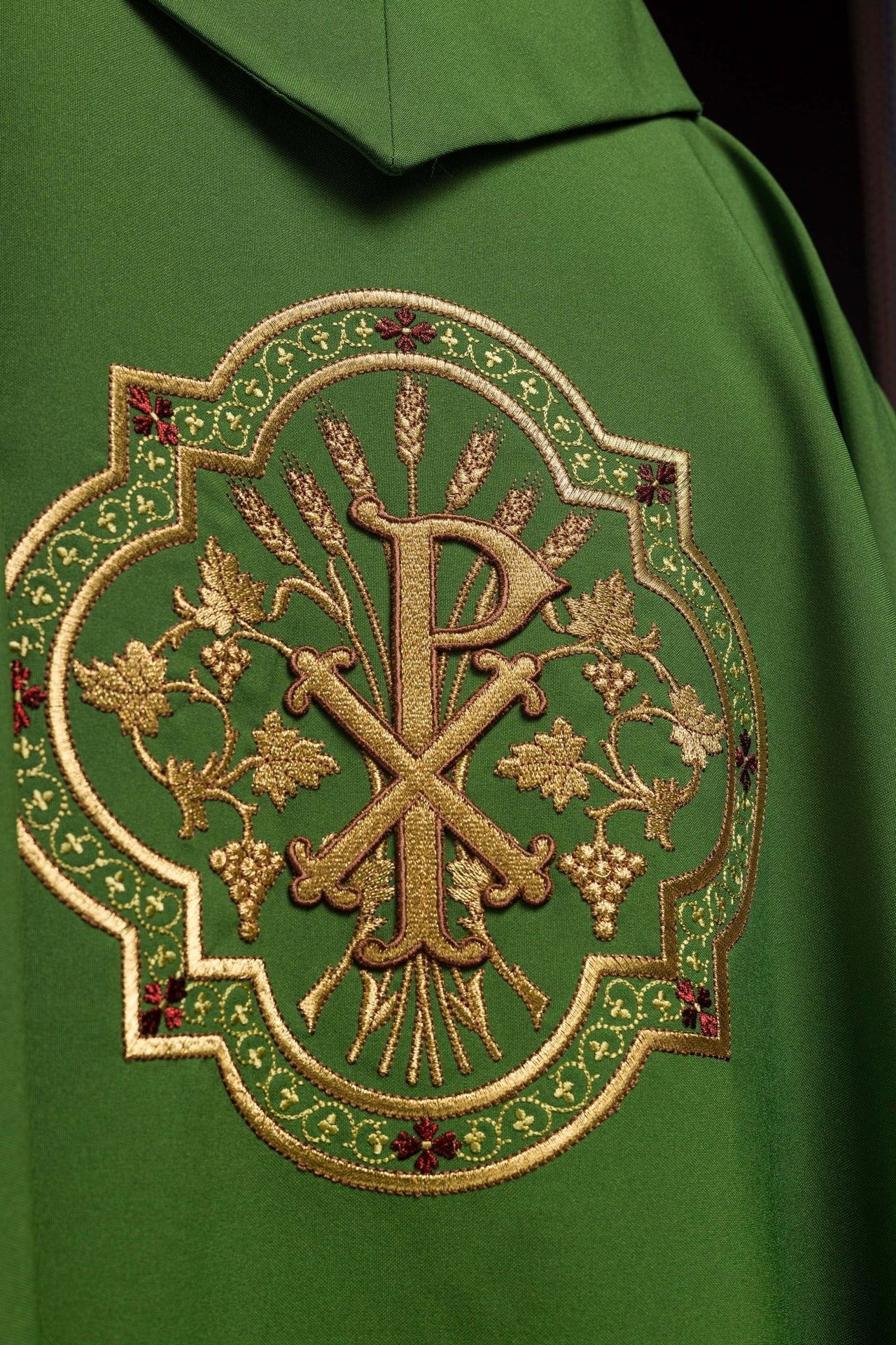 Ornat Liturgiczny Zielony IHS PAX - Haftowany Symbol Pokoju - SZATYLITURGICZNE.PL