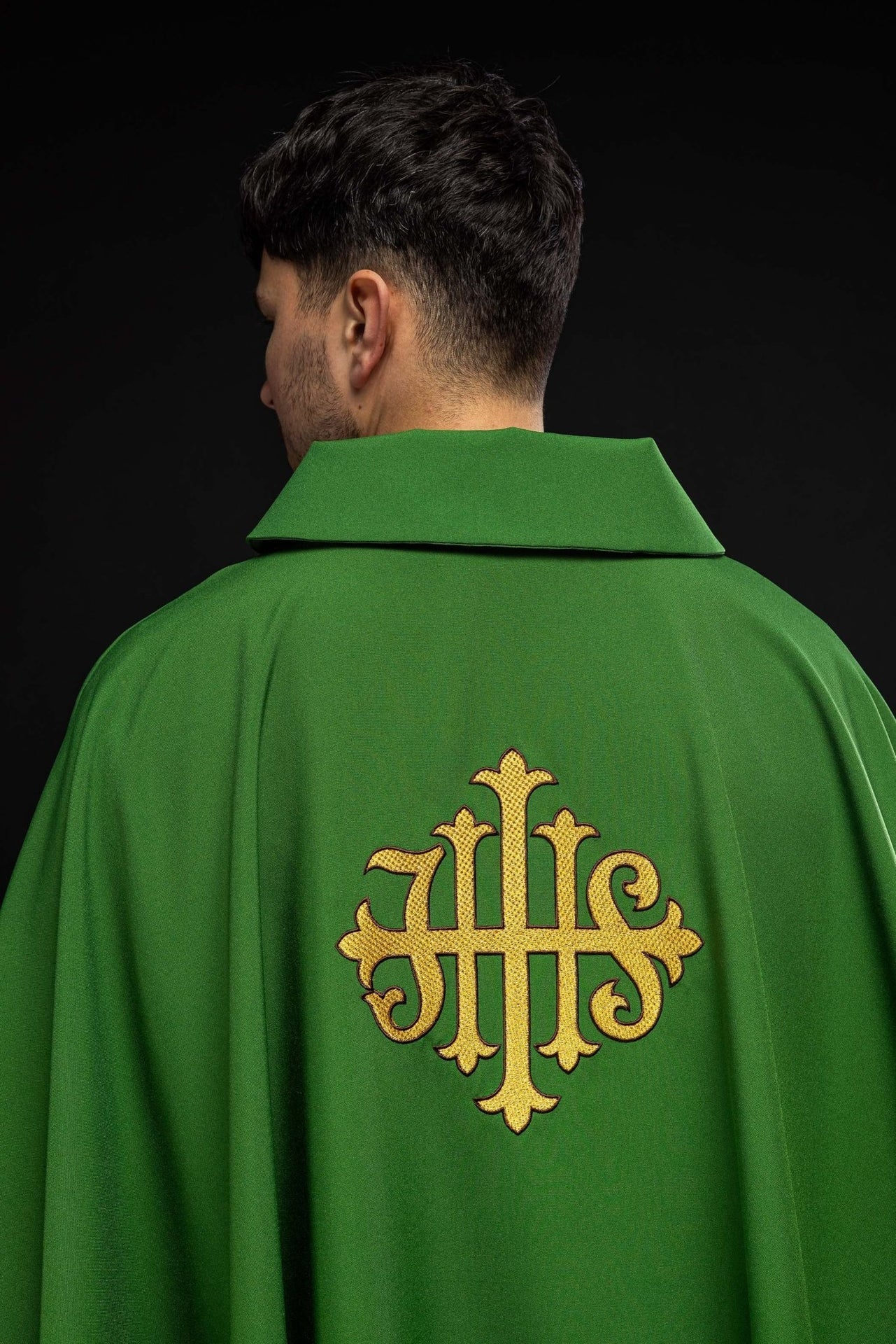 Ornat Liturgiczny Zielony JHS z Szerokim Kołnierzem Karo - Polska Produkcja - SZATYLITURGICZNE.PL