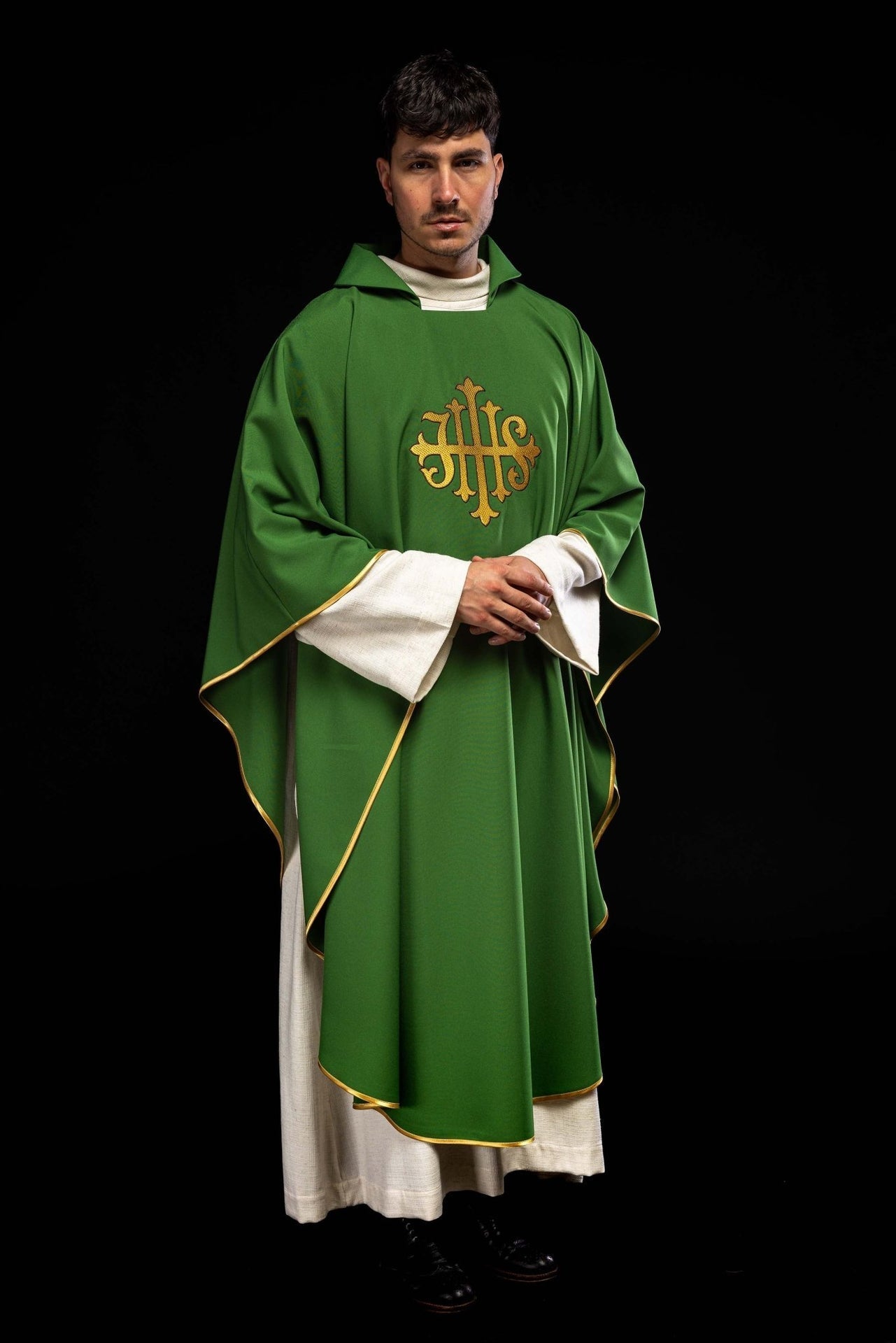 Ornat Liturgiczny Zielony JHS z Szerokim Kołnierzem Karo - Polska Produkcja - SZATYLITURGICZNE.PL