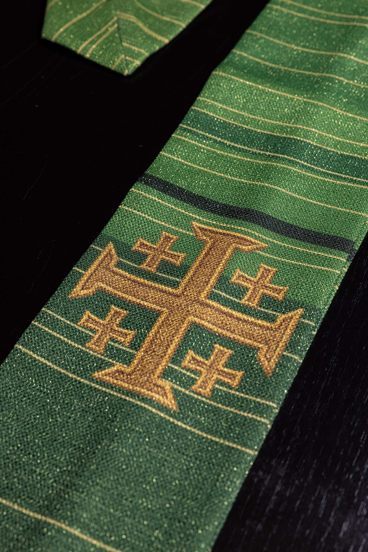 Ornat Liturgiczny Zielony Krzyż Jerozolimski Drukowany - Elegancki Wzór - SZATYLITURGICZNE.PL