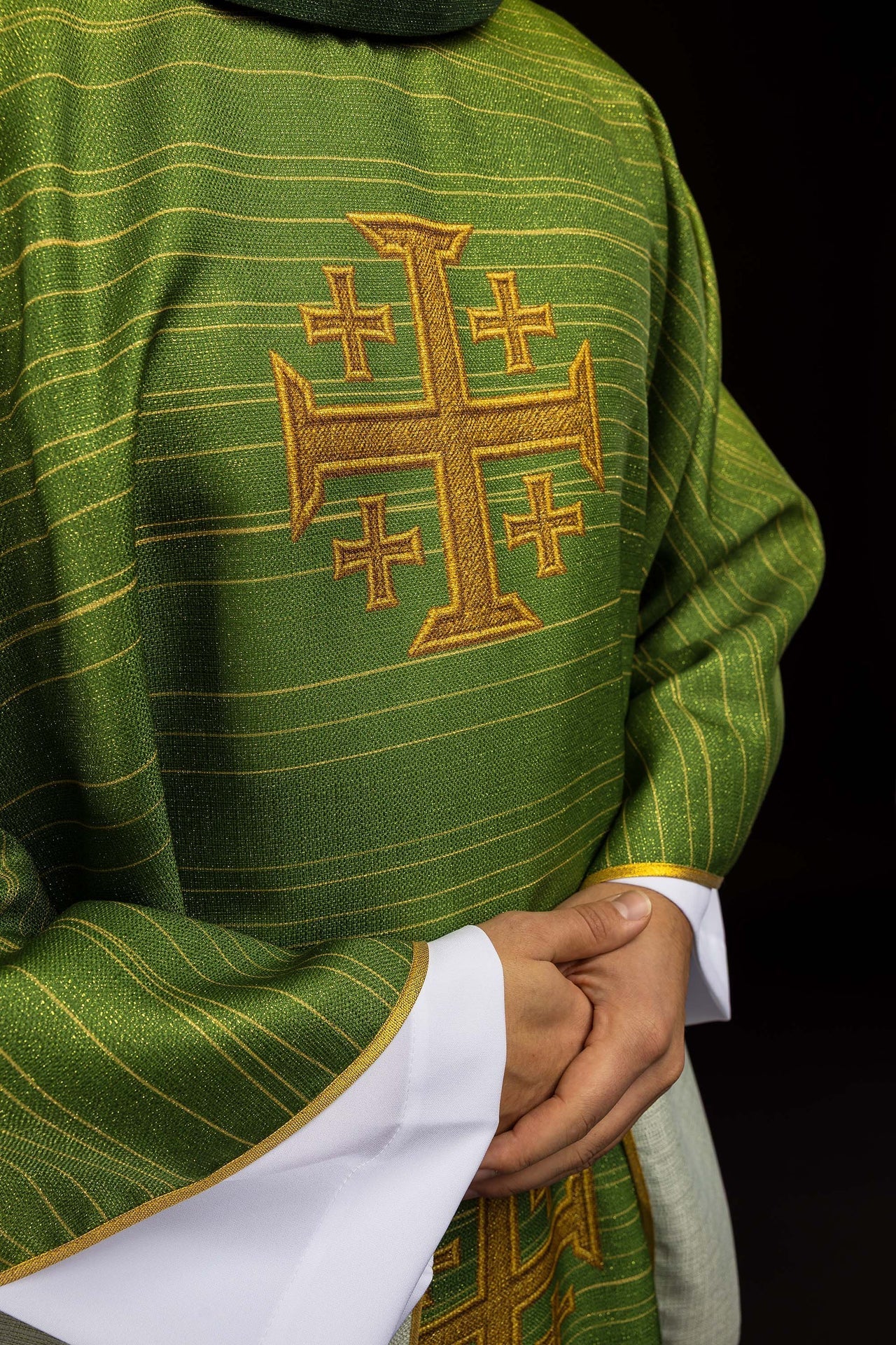 Ornat Liturgiczny Zielony Krzyż Jerozolimski Drukowany - Elegancki Wzór - SZATYLITURGICZNE.PL