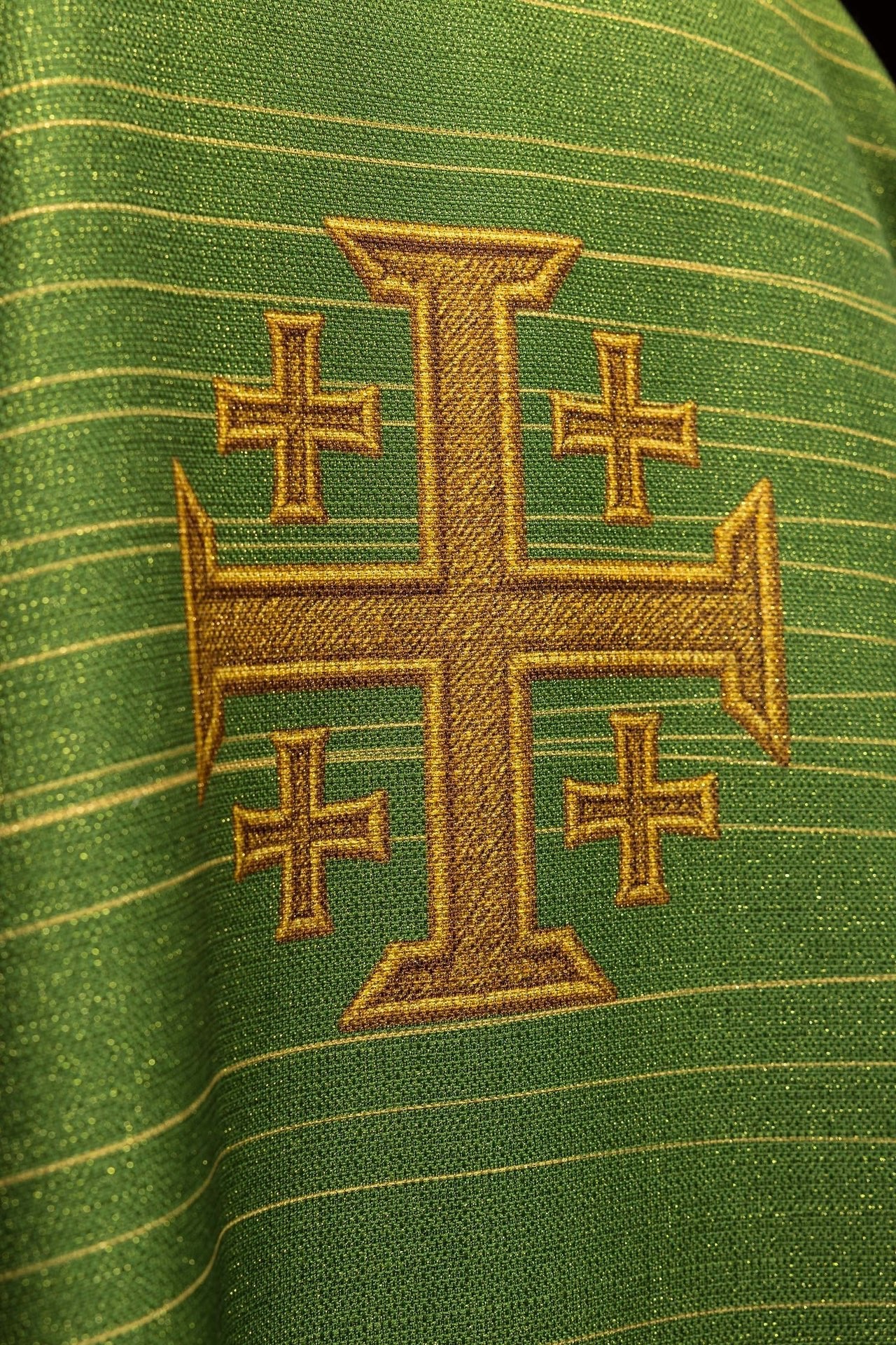 Ornat Liturgiczny Zielony Krzyż Jerozolimski Drukowany - Elegancki Wzór - SZATYLITURGICZNE.PL
