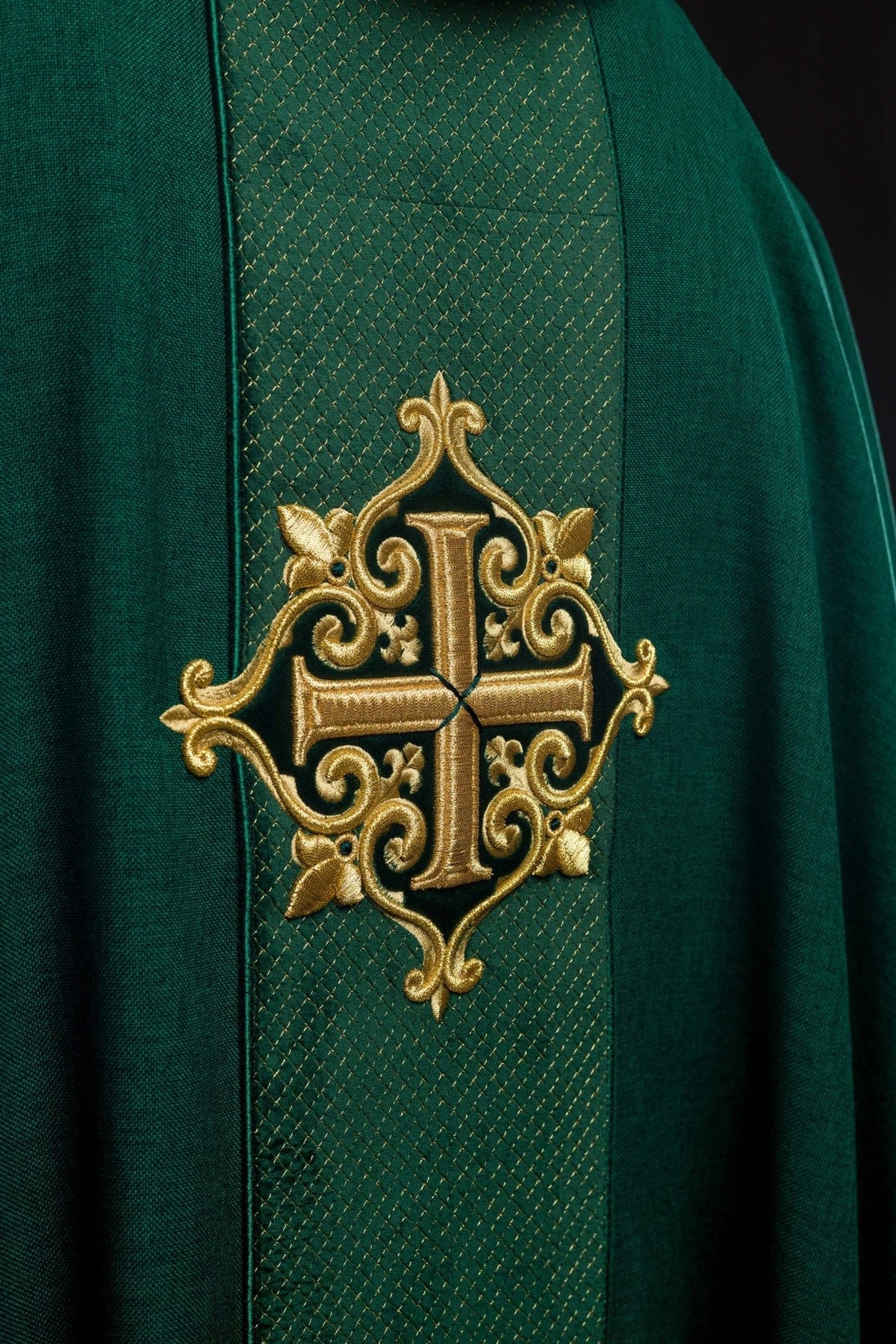 Ornat Liturgiczny Zielony z Aksamitnym Pasem i Haftem Krzyży - SZATYLITURGICZNE.PL