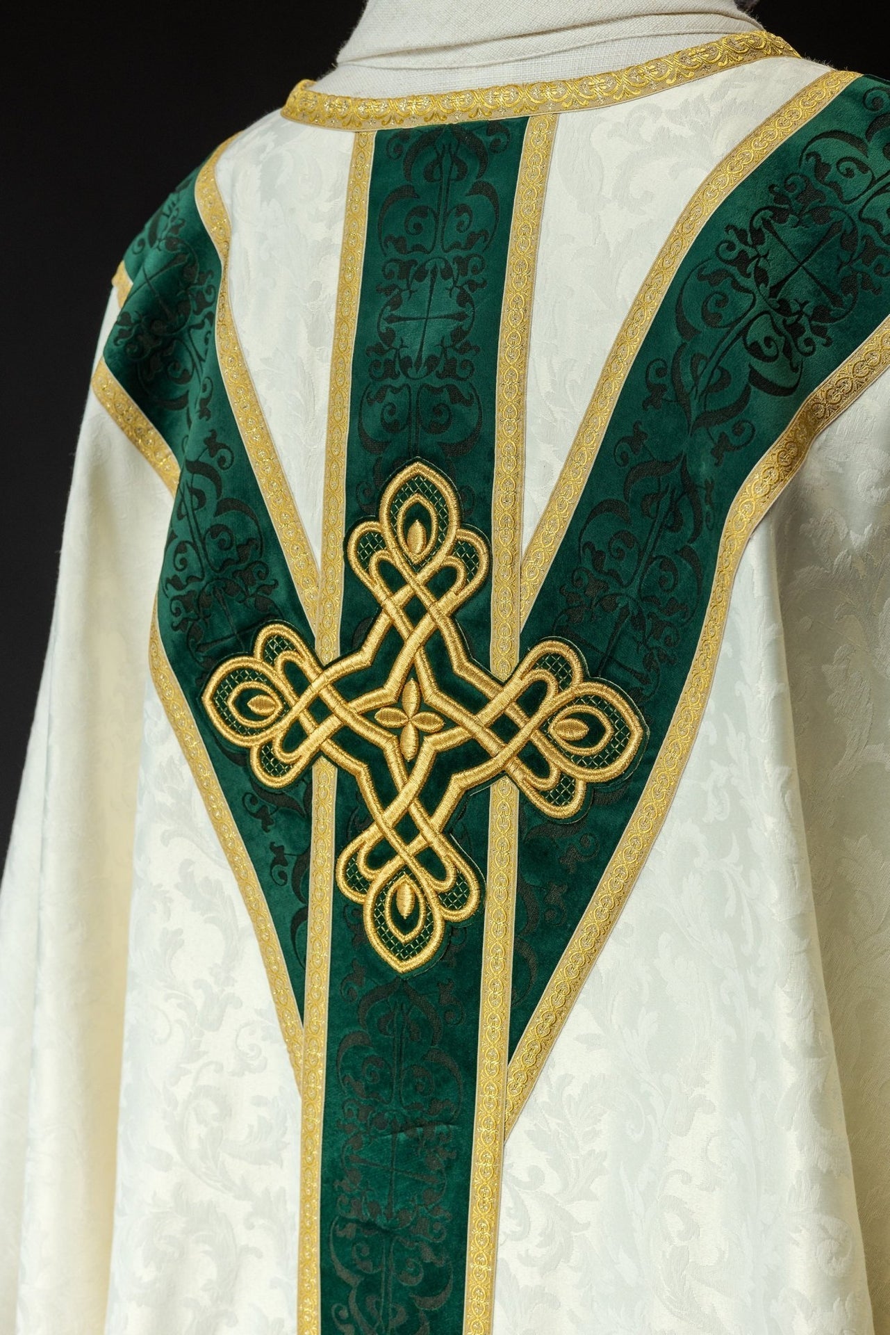 Ornat Liturgiczny Zielony z Aksamitnym Pasem i Złotymi Taśmami - SZATYLITURGICZNE.PL