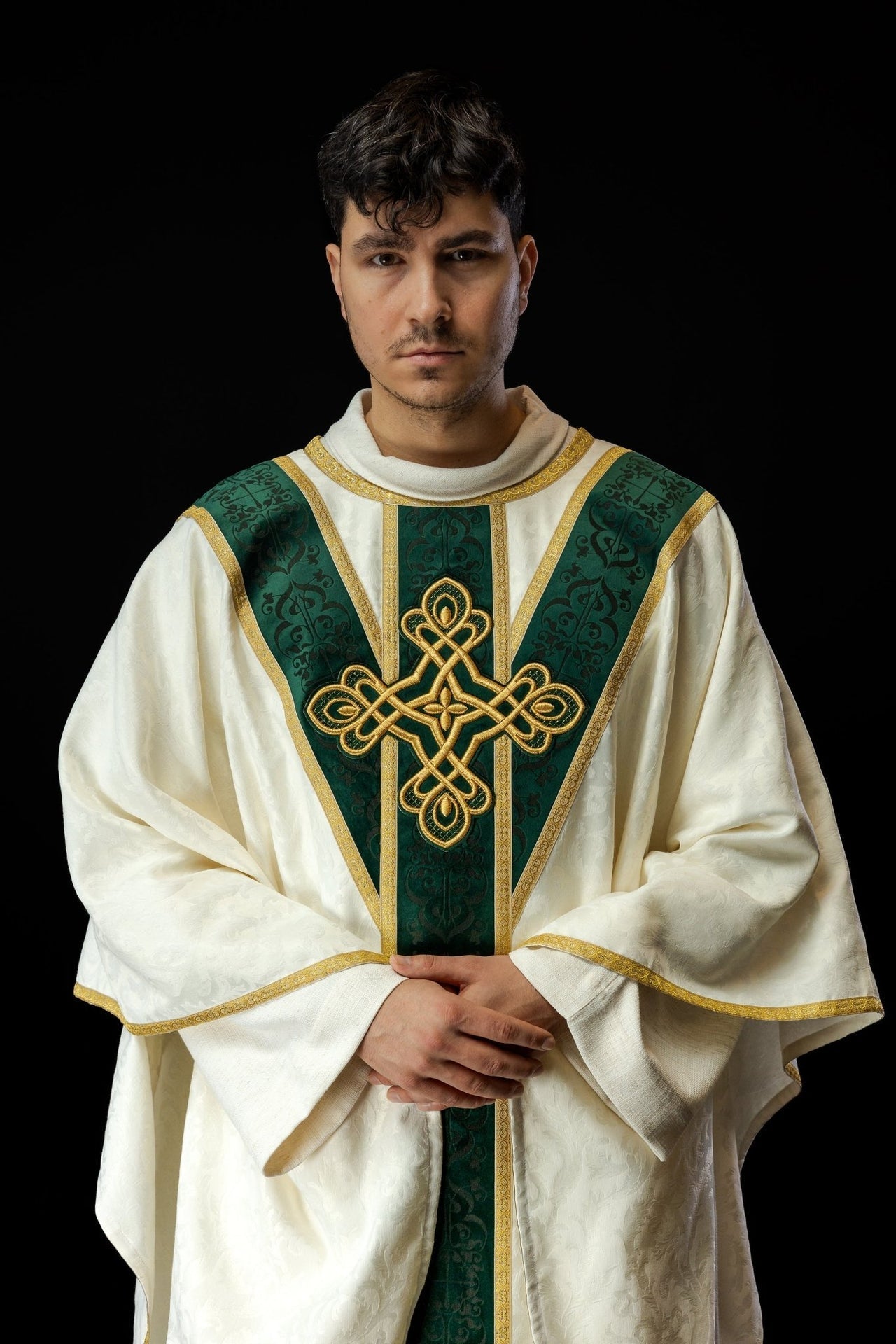 Ornat Liturgiczny Zielony z Aksamitnym Pasem i Złotymi Taśmami - SZATYLITURGICZNE.PL