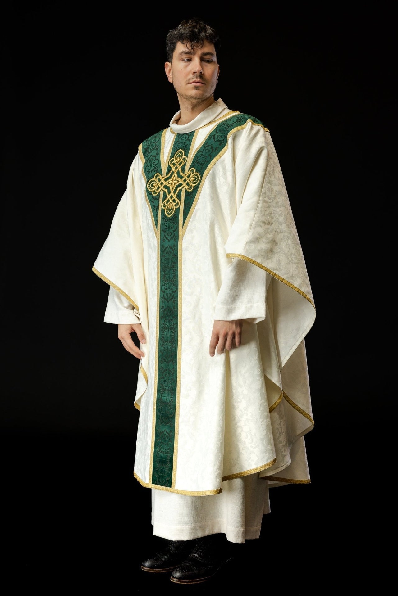 Ornat Liturgiczny Zielony z Aksamitnym Pasem i Złotymi Taśmami - SZATYLITURGICZNE.PL