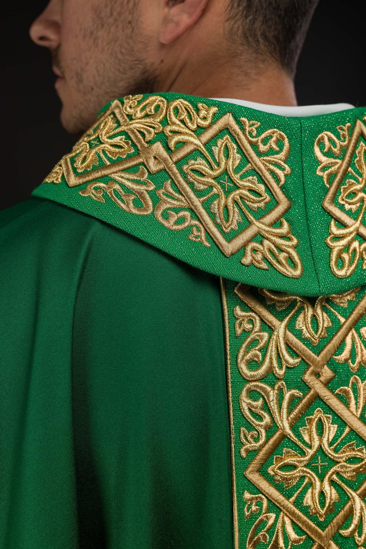 Ornat Liturgiczny Zielony z Haftem Florystycznym i Złotymi Krzyżami - SZATYLITURGICZNE.PL