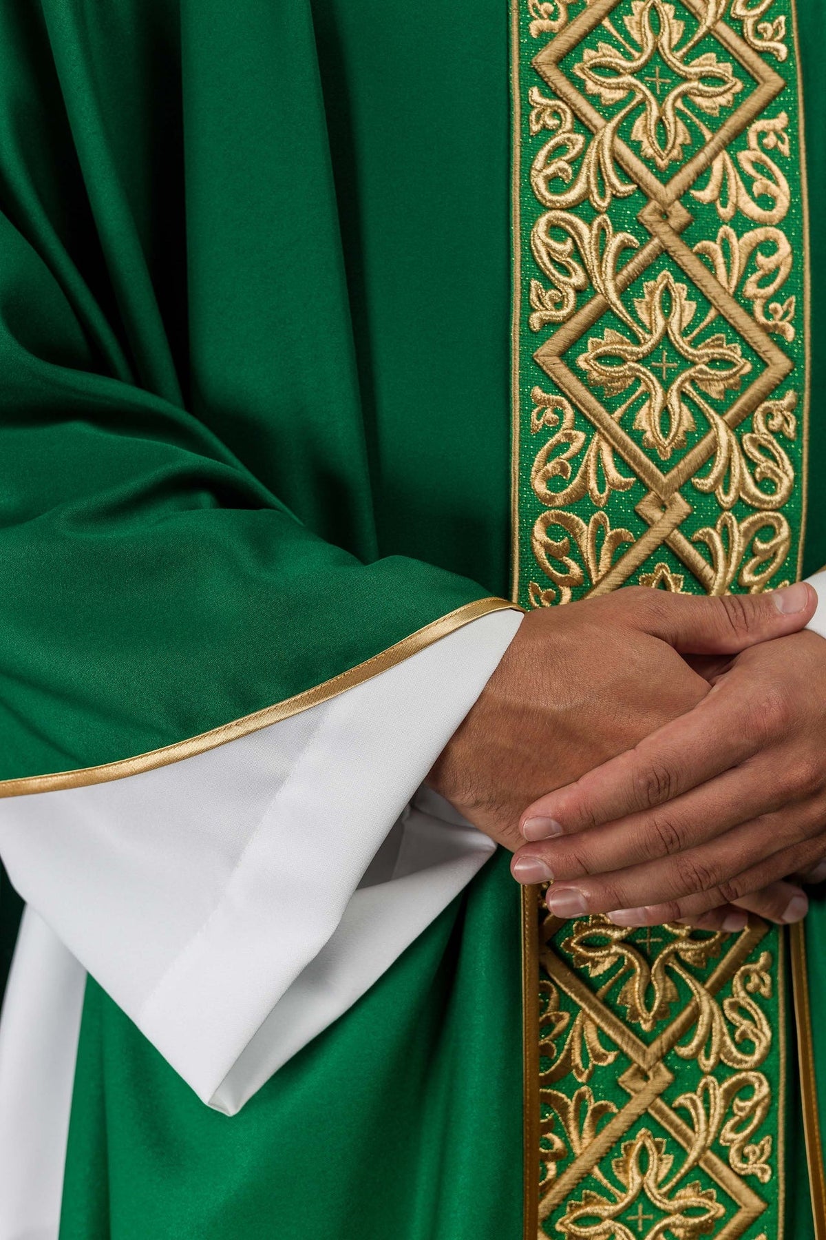 Ornat Liturgiczny Zielony z Haftem Florystycznym i Złotymi Krzyżami - SZATYLITURGICZNE.PL
