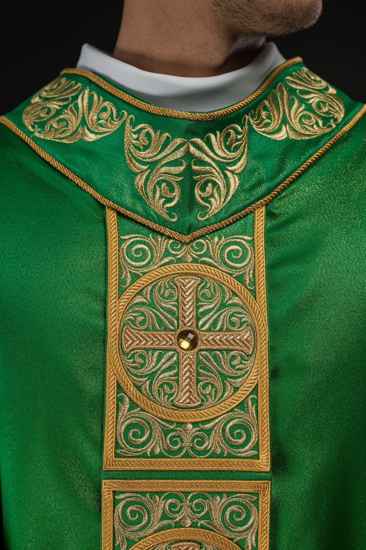 Ornat Liturgiczny Zielony z Haftem i Kamieniami Fasetowanymi - SZATYLITURGICZNE.PL
