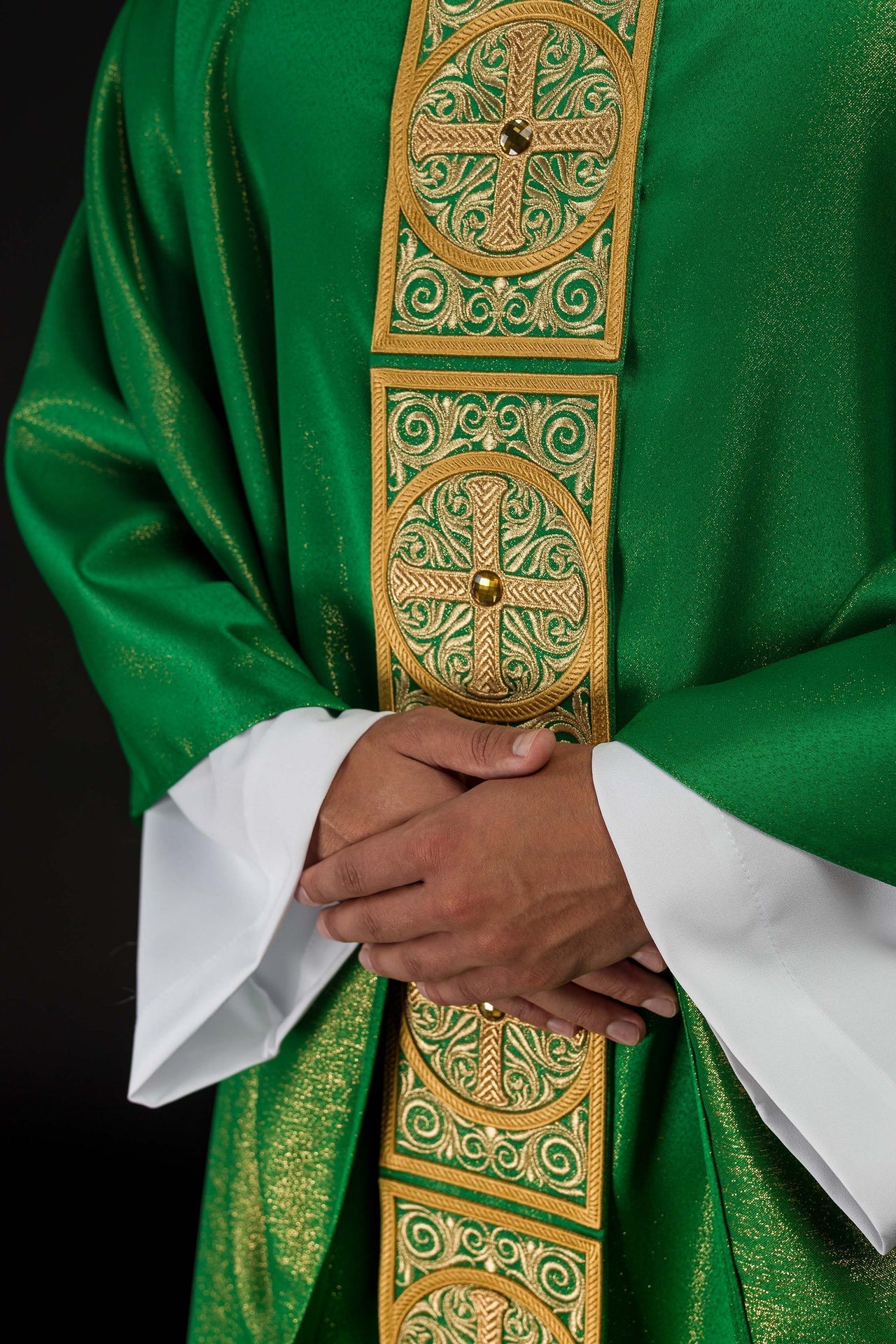 Ornat Liturgiczny Zielony z Haftem i Kamieniami Fasetowanymi - SZATYLITURGICZNE.PL