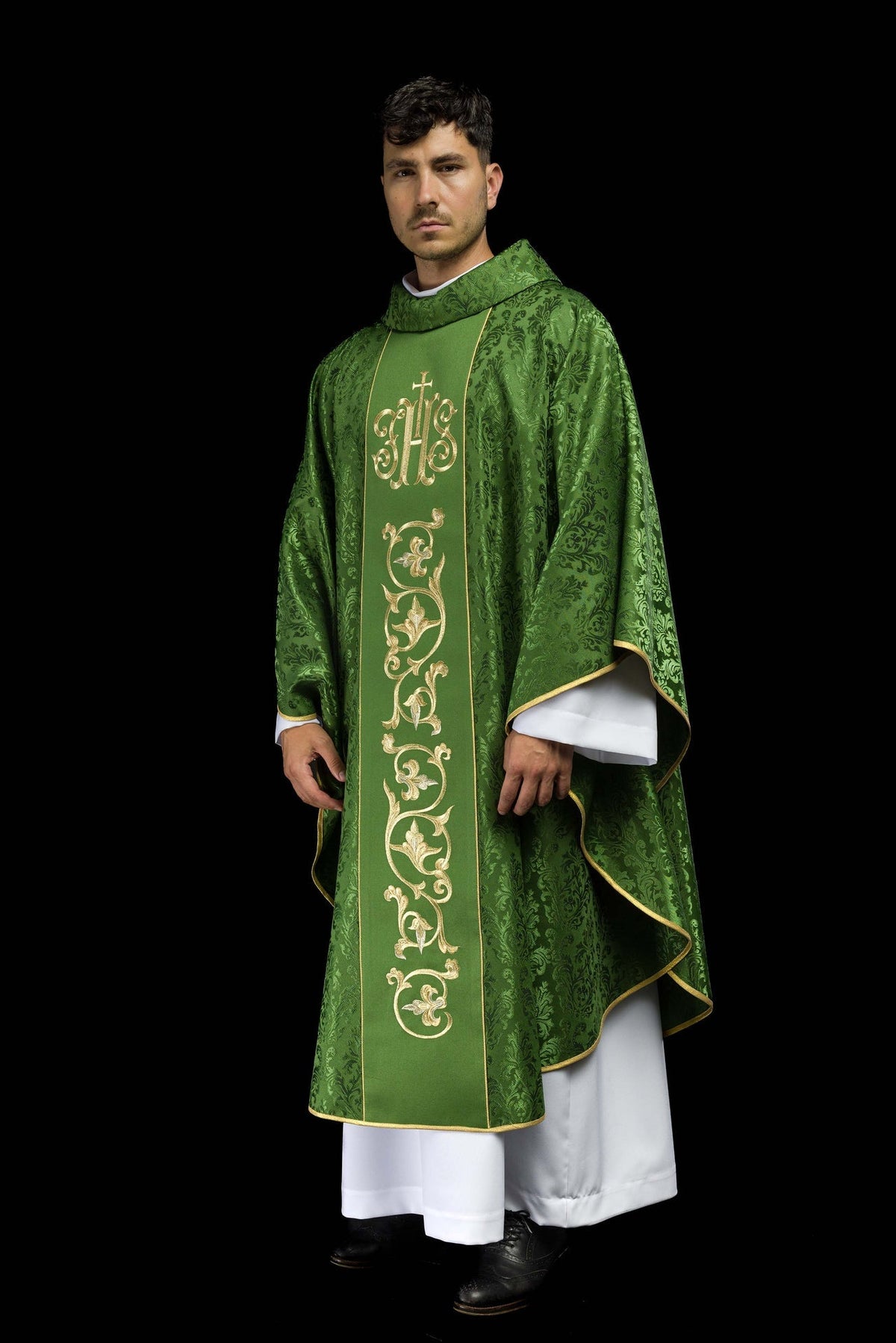 Ornat Liturgiczny Zielony z Haftem IHS i Złotą Lamówką - SZATYLITURGICZNE.PL