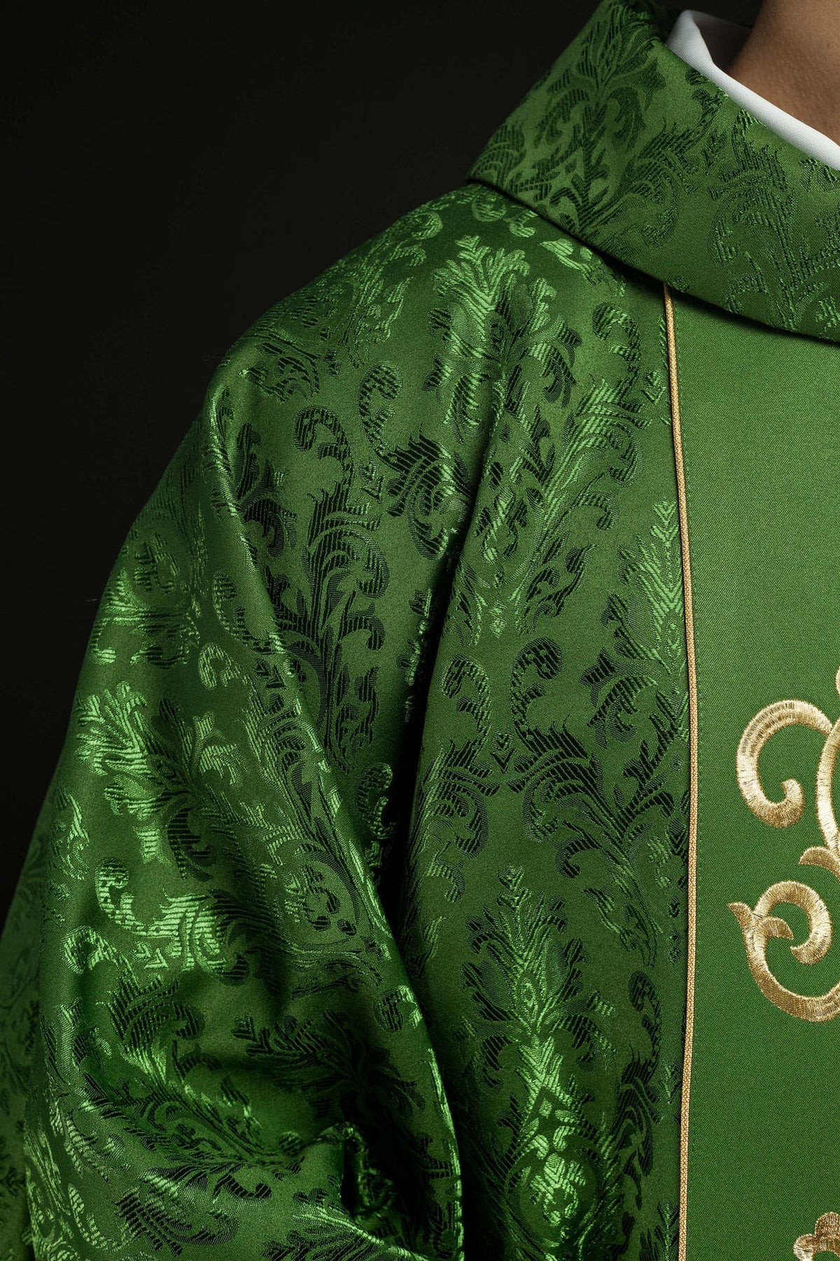 Ornat Liturgiczny Zielony z Haftem IHS i Złotą Lamówką - SZATYLITURGICZNE.PL