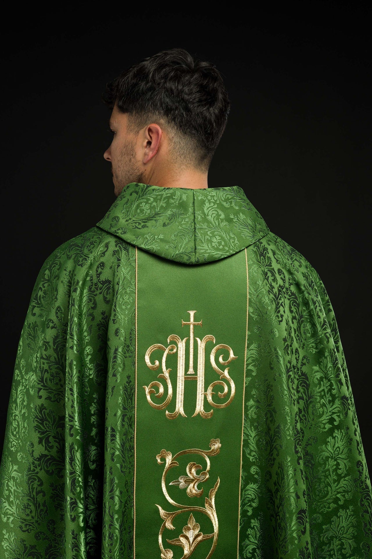 Ornat Liturgiczny Zielony z Haftem IHS i Złotą Lamówką - SZATYLITURGICZNE.PL