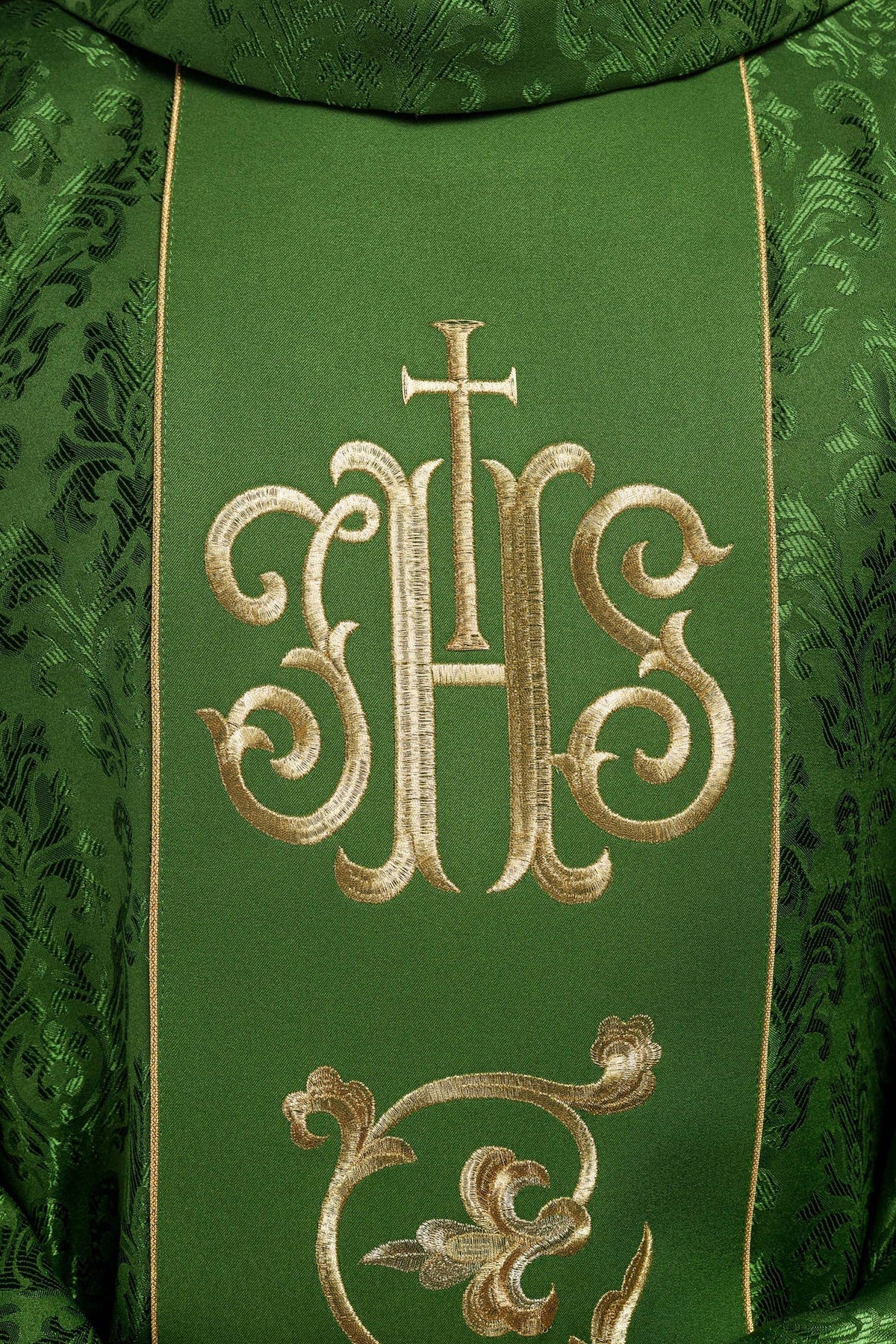 Ornat Liturgiczny Zielony z Haftem IHS i Złotą Lamówką - SZATYLITURGICZNE.PL