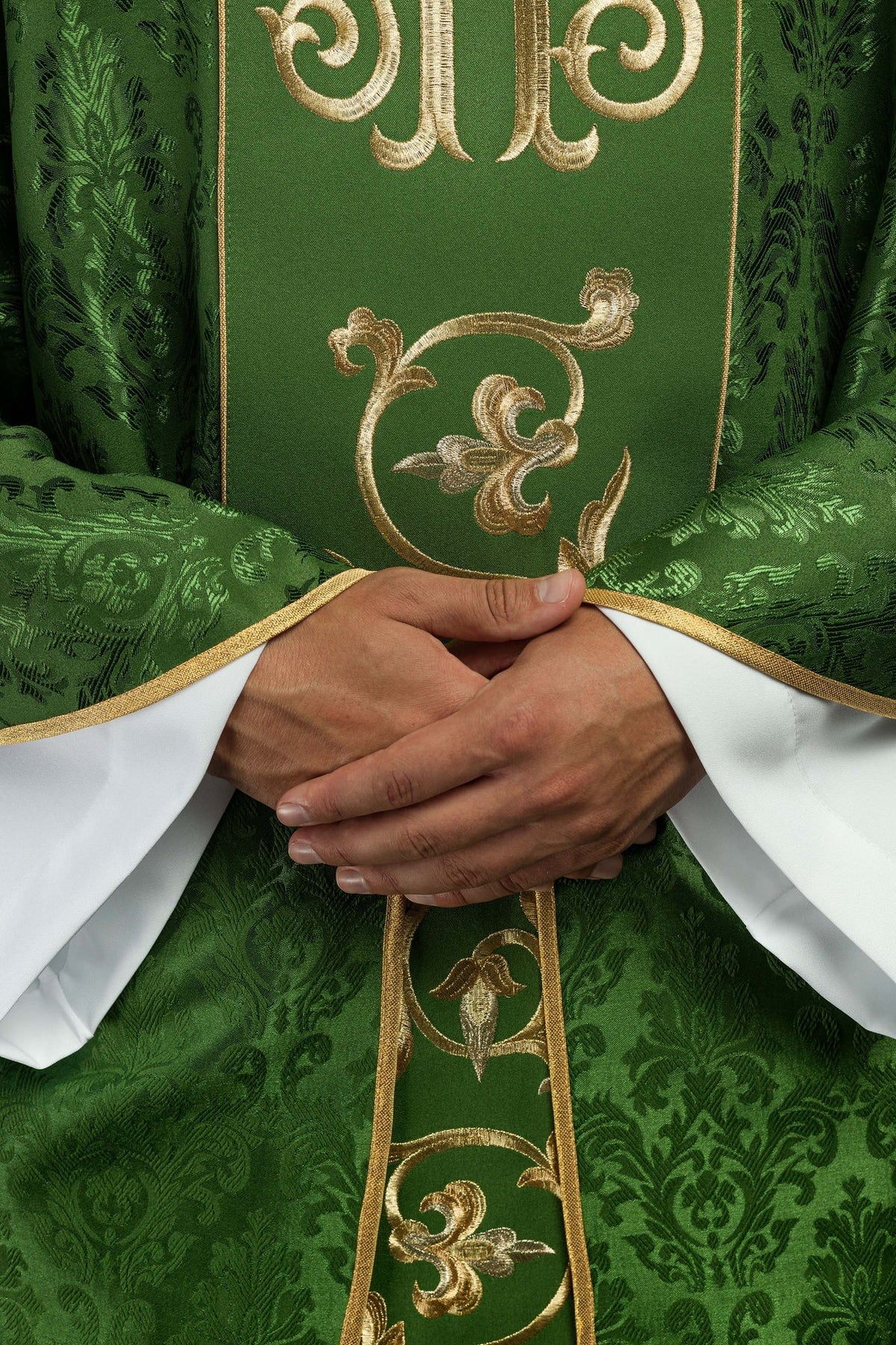 Ornat Liturgiczny Zielony z Haftem IHS i Złotą Lamówką - SZATYLITURGICZNE.PL