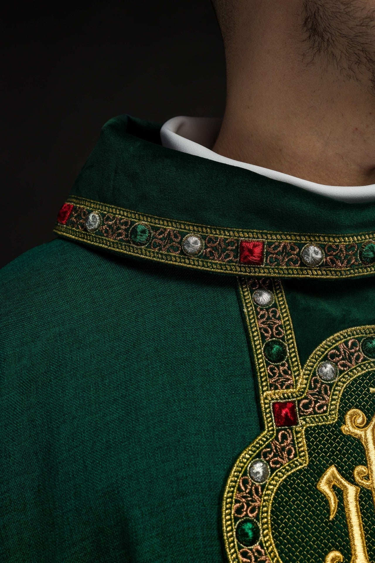 ornat liturgiczny zielony z haftem IHS - pas i lamówka - SZATYLITURGICZNE.PL