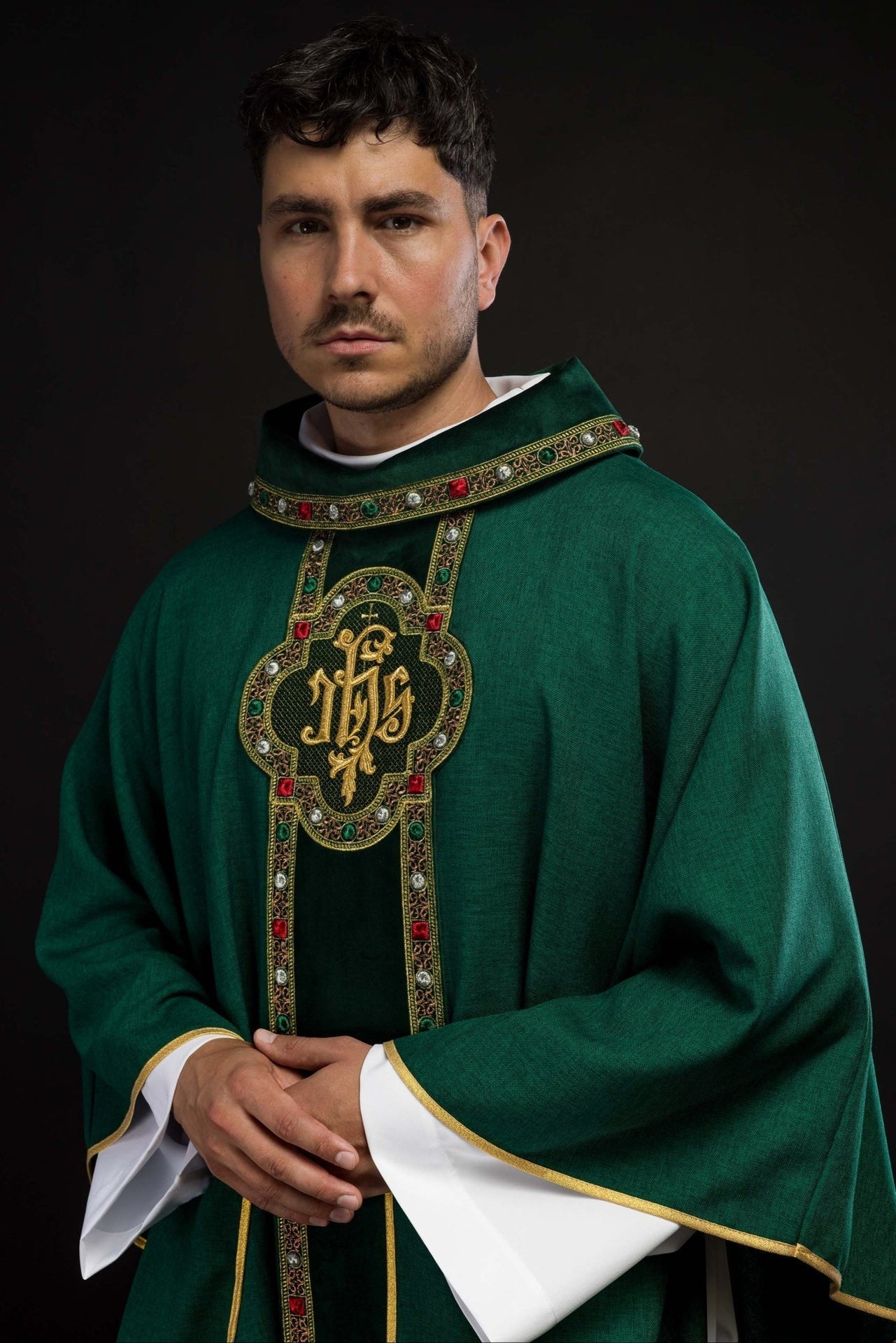 ornat liturgiczny zielony z haftem IHS - pas i lamówka - SZATYLITURGICZNE.PL