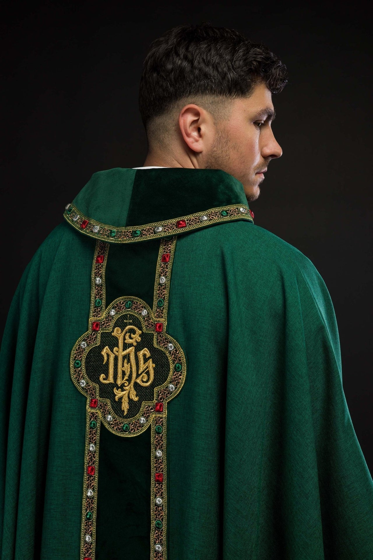 ornat liturgiczny zielony z haftem IHS - pas i lamówka - SZATYLITURGICZNE.PL