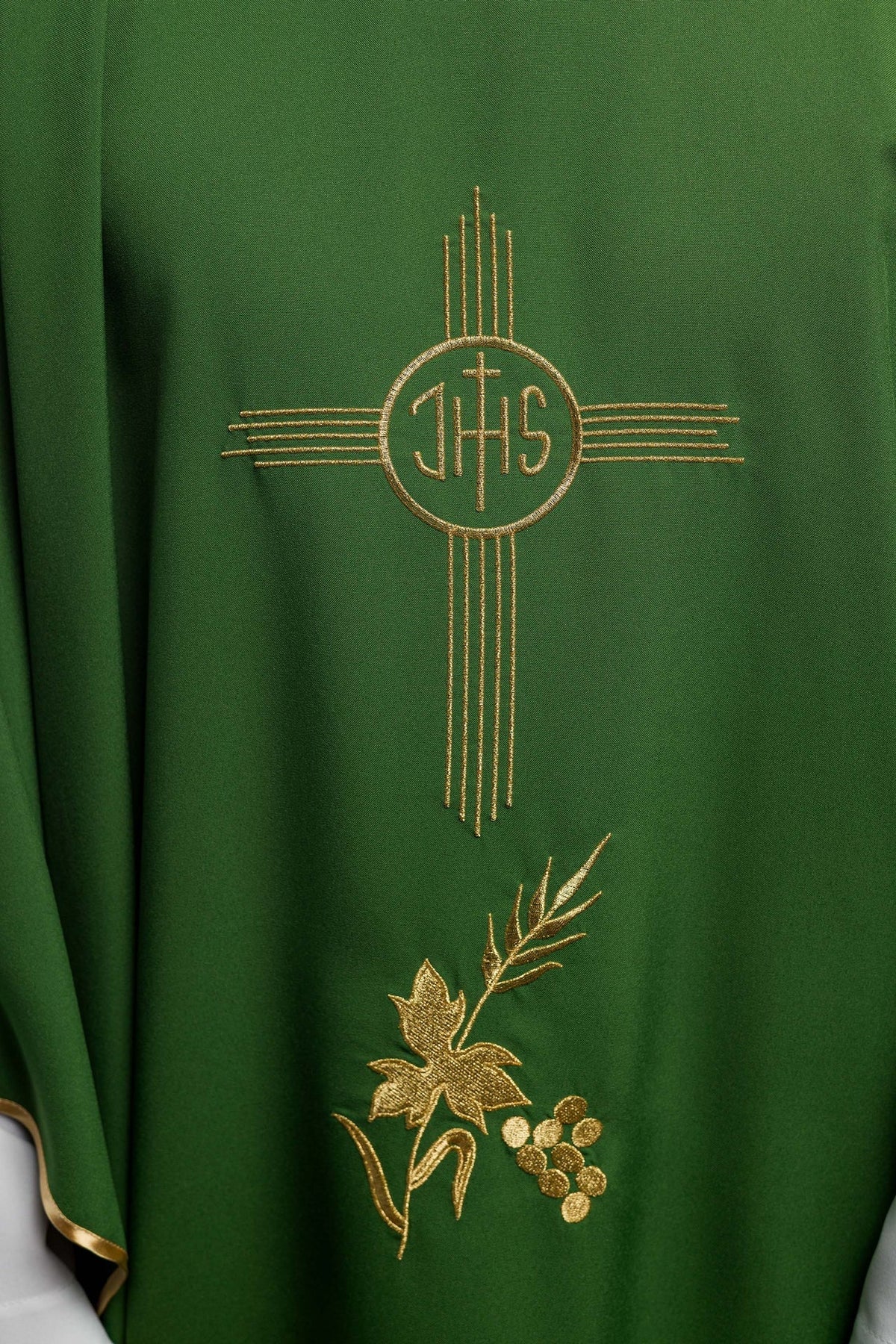 Ornat Liturgiczny Zielony z Haftem IHS - Złota Lamówka - SZATYLITURGICZNE.PL