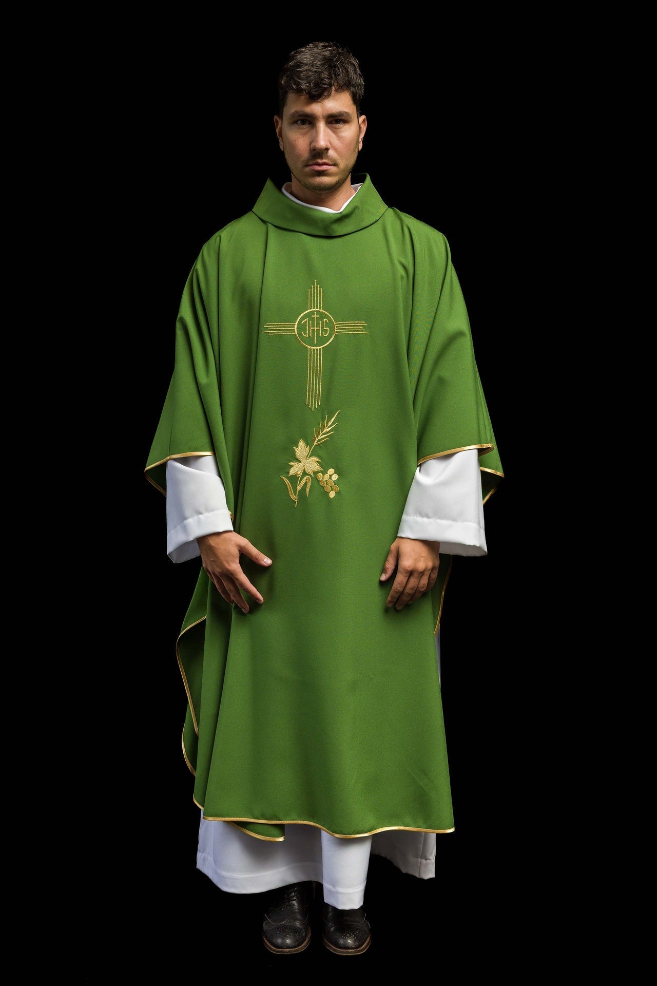 Ornat Liturgiczny Zielony z Haftem IHS - Złota Lamówka - SZATYLITURGICZNE.PL
