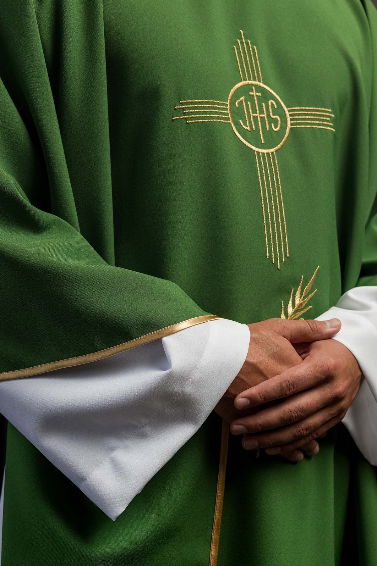 Ornat Liturgiczny Zielony z Haftem IHS - Złota Lamówka - SZATYLITURGICZNE.PL