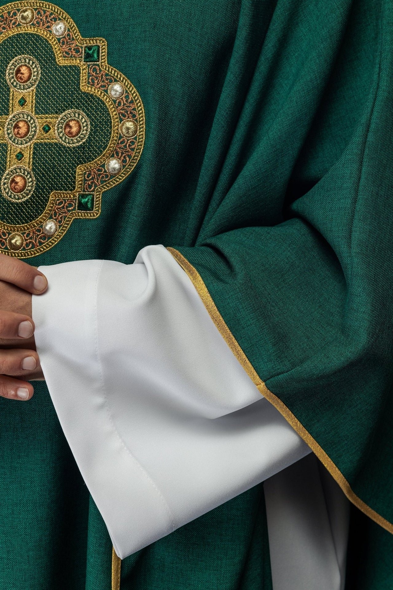 Ornat Liturgiczny Zielony z Haftem Krzyża i Lamówką - Uszyto w Polsce - SZATYLITURGICZNE.PL