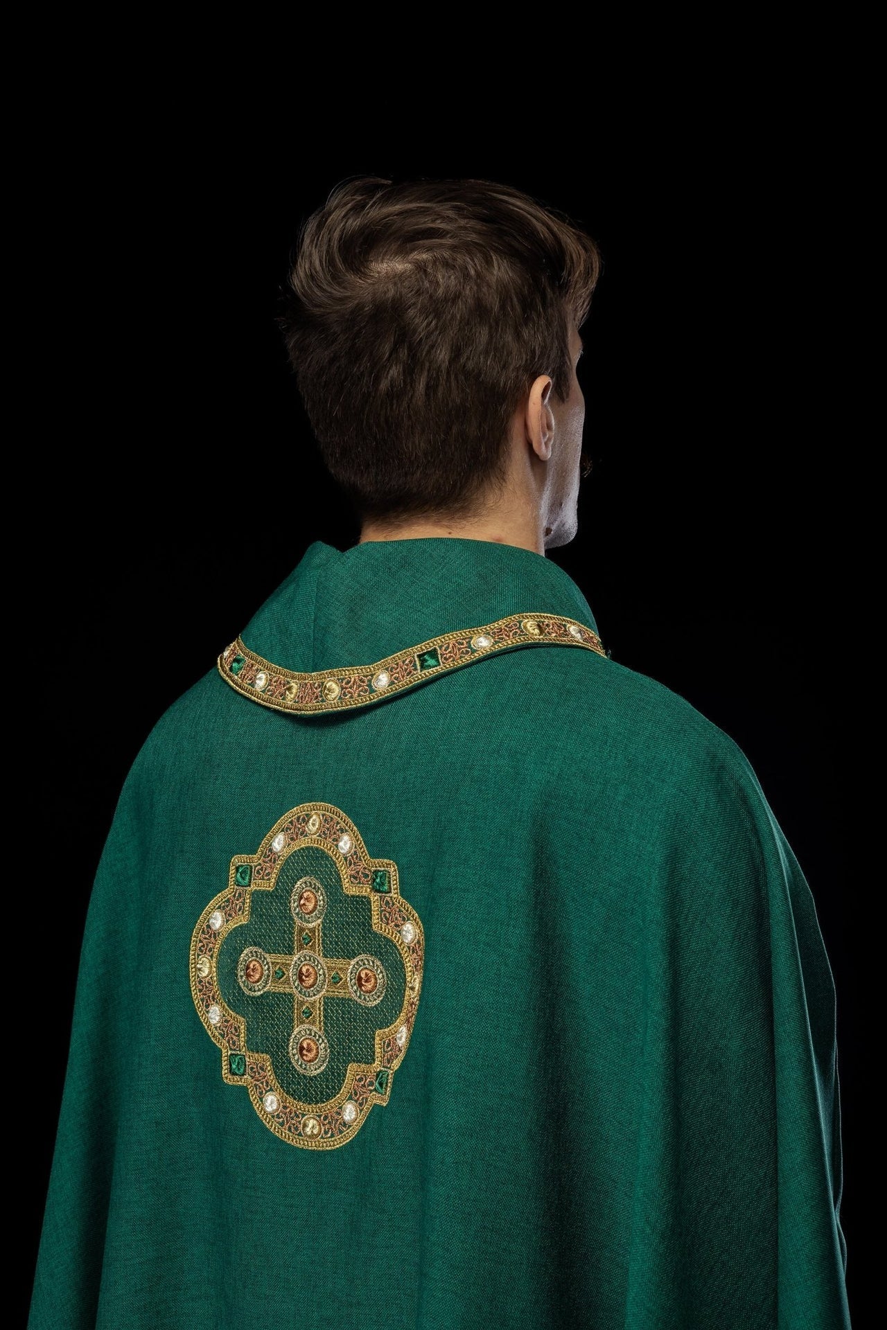 Ornat Liturgiczny Zielony z Haftem Krzyża i Lamówką - Uszyto w Polsce - SZATYLITURGICZNE.PL