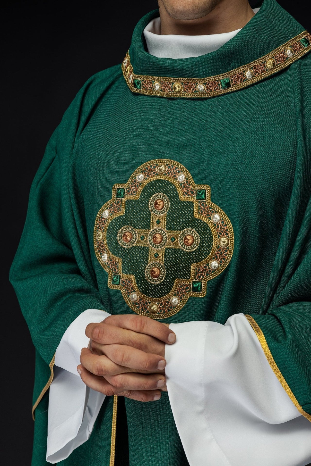 Ornat Liturgiczny Zielony z Haftem Krzyża i Lamówką - Uszyto w Polsce - SZATYLITURGICZNE.PL