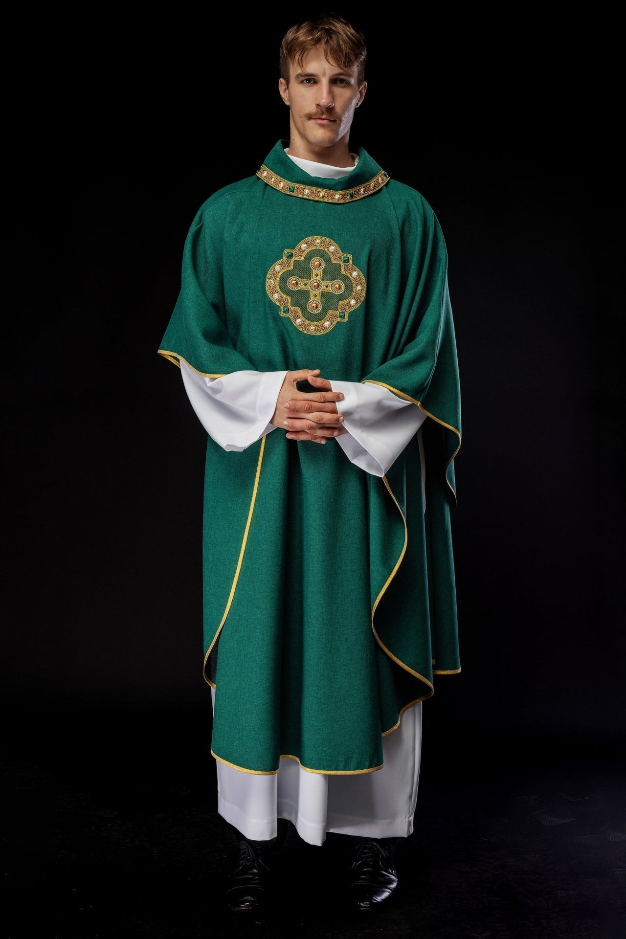 Ornat Liturgiczny Zielony z Haftem Krzyża i Lamówką - Uszyto w Polsce - SZATYLITURGICZNE.PL
