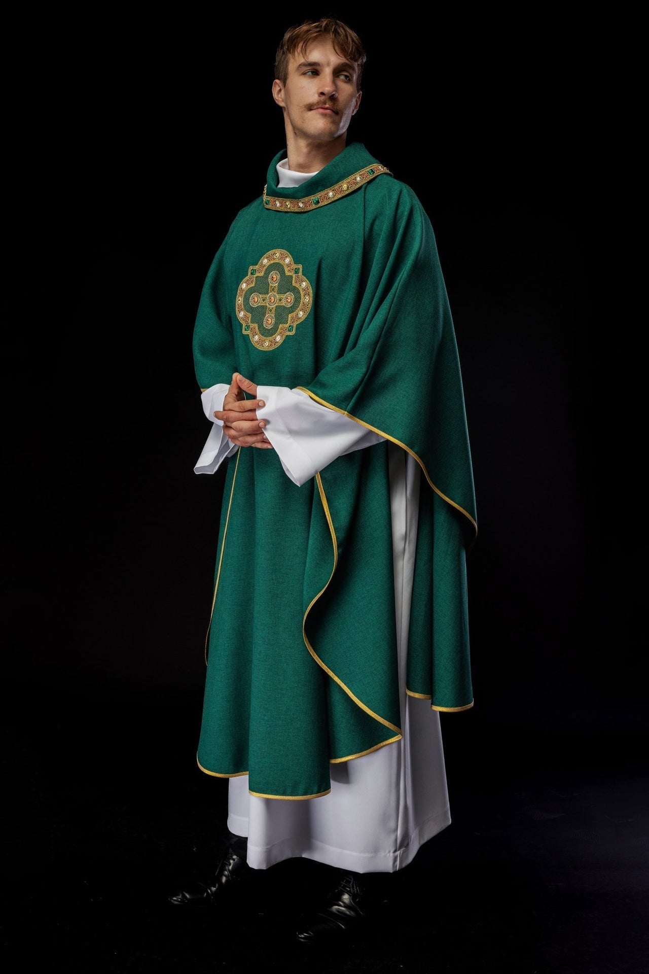 Ornat Liturgiczny Zielony z Haftem Krzyża i Lamówką - Uszyto w Polsce - SZATYLITURGICZNE.PL