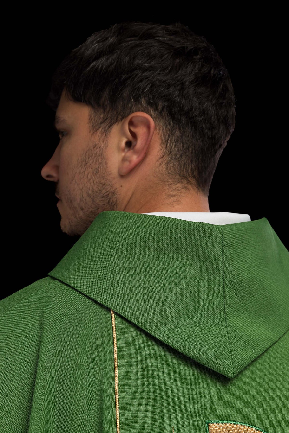 Ornat Liturgiczny Zielony z Haftowanym Kielichem IHS - Elegancki - SZATYLITURGICZNE.PL