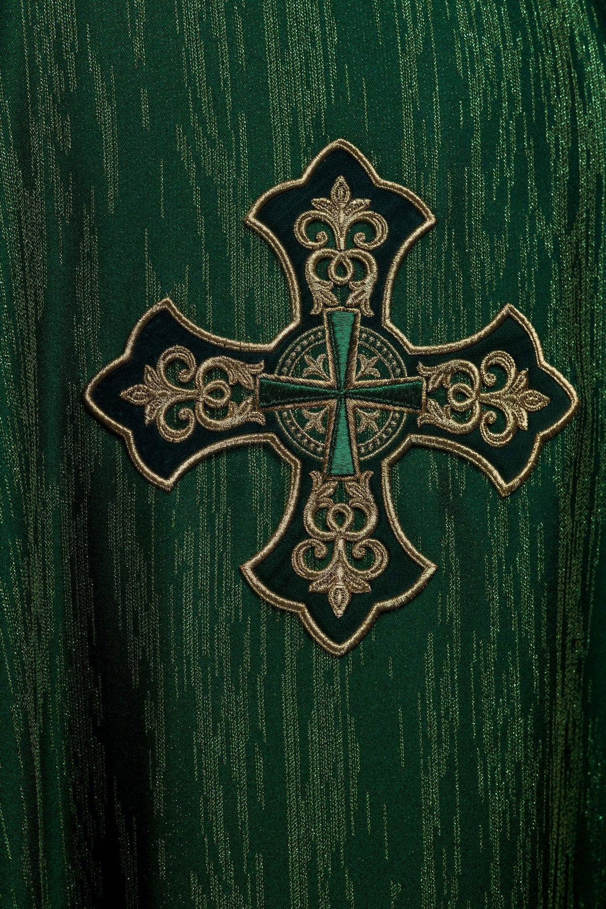 Ornat Liturgiczny Zielony z Haftowanym Krzyżem - Elegancka Tkanina - SZATYLITURGICZNE.PL