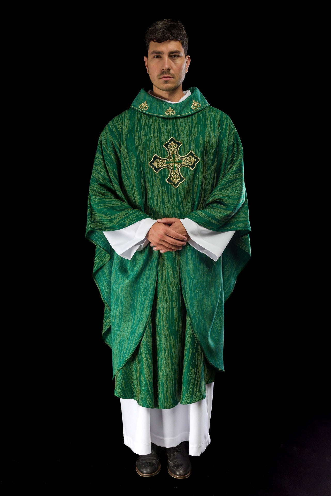 Ornat Liturgiczny Zielony z Haftowanym Krzyżem - Elegancka Tkanina - SZATYLITURGICZNE.PL
