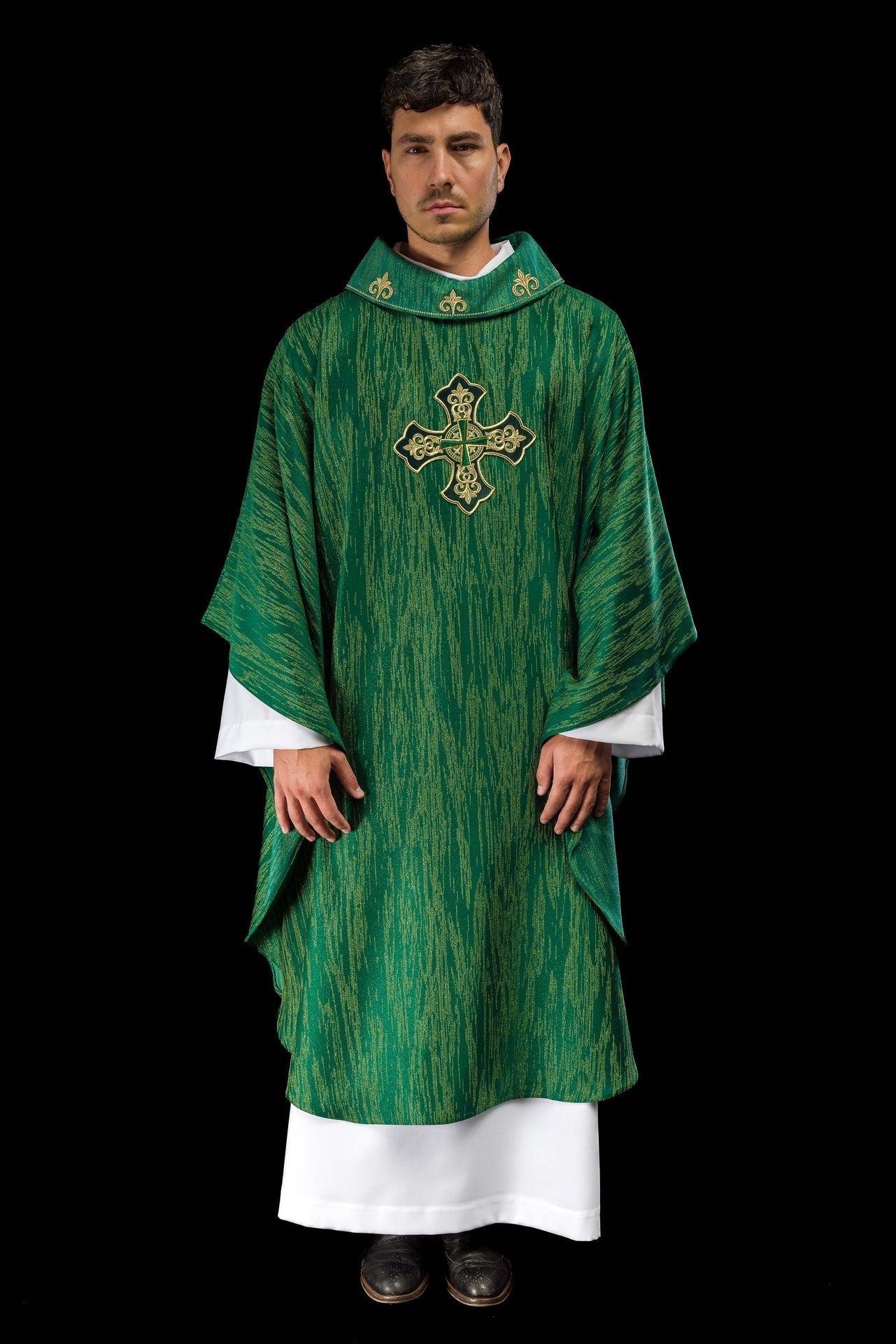 Ornat Liturgiczny Zielony z Haftowanym Krzyżem - Elegancka Tkanina - SZATYLITURGICZNE.PL
