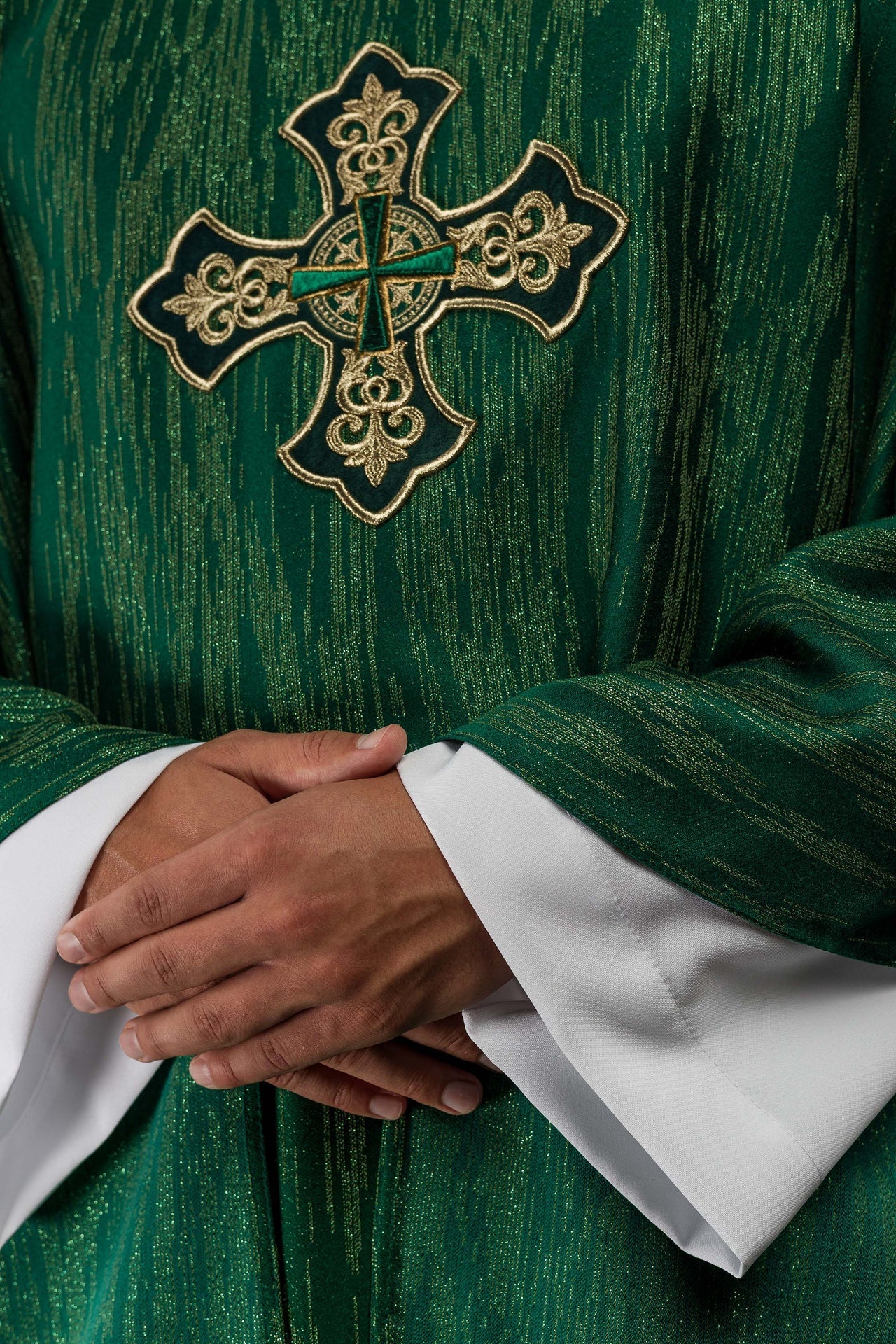 Ornat Liturgiczny Zielony z Haftowanym Krzyżem - Elegancka Tkanina - SZATYLITURGICZNE.PL