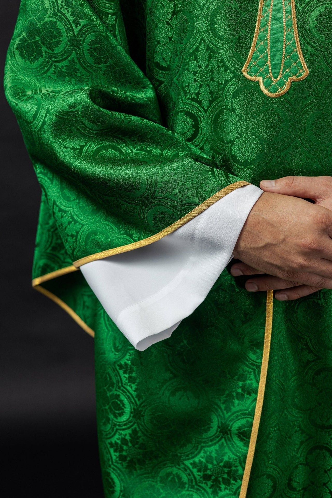 Ornat Liturgiczny Zielony z Haftowanym Krzyżem Eucharystycznym - SZATYLITURGICZNE.PL