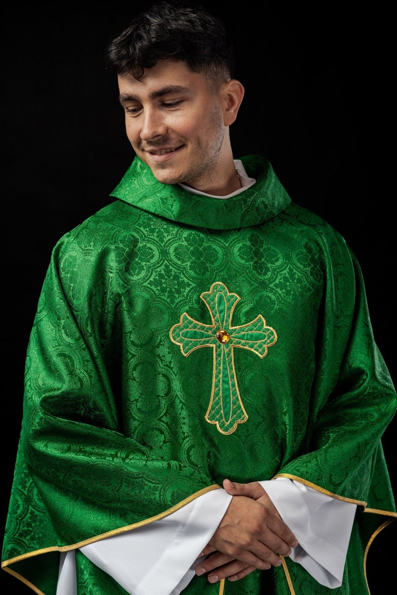 Ornat Liturgiczny Zielony z Haftowanym Krzyżem Eucharystycznym - SZATYLITURGICZNE.PL