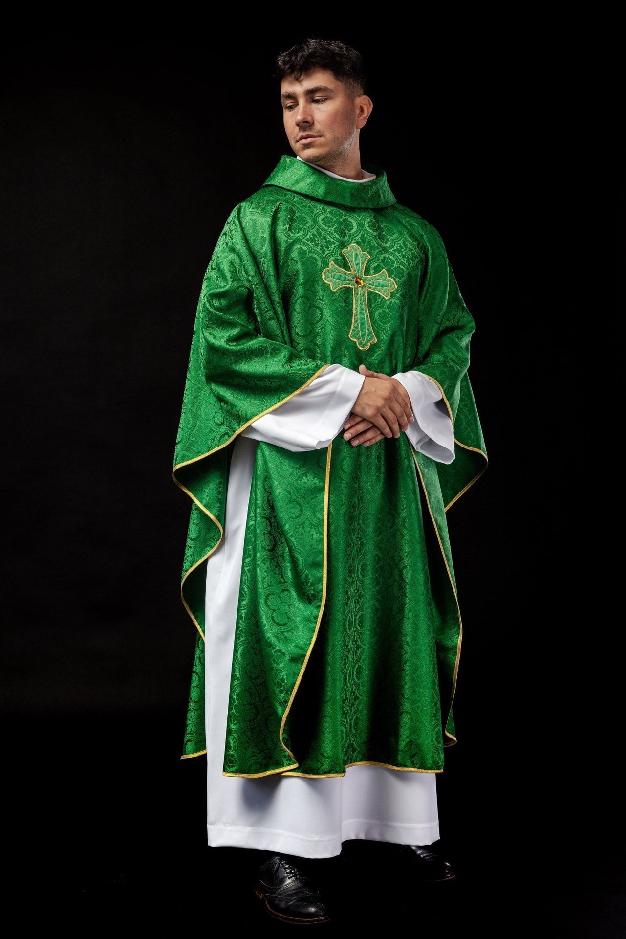 Ornat Liturgiczny Zielony z Haftowanym Krzyżem Eucharystycznym - SZATYLITURGICZNE.PL