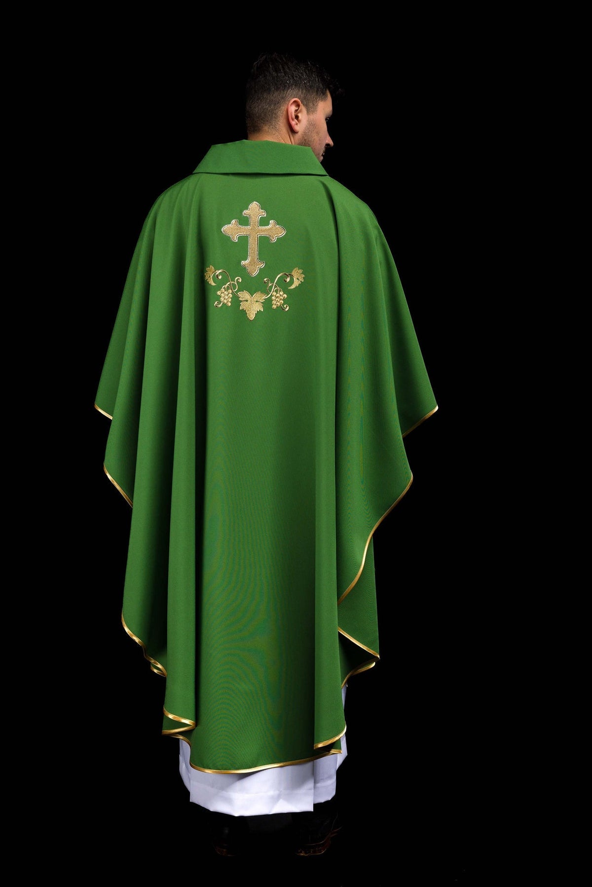 Ornat Liturgiczny Zielony z Haftowanym Krzyżem i Kołnierzem Karo - SZATYLITURGICZNE.PL