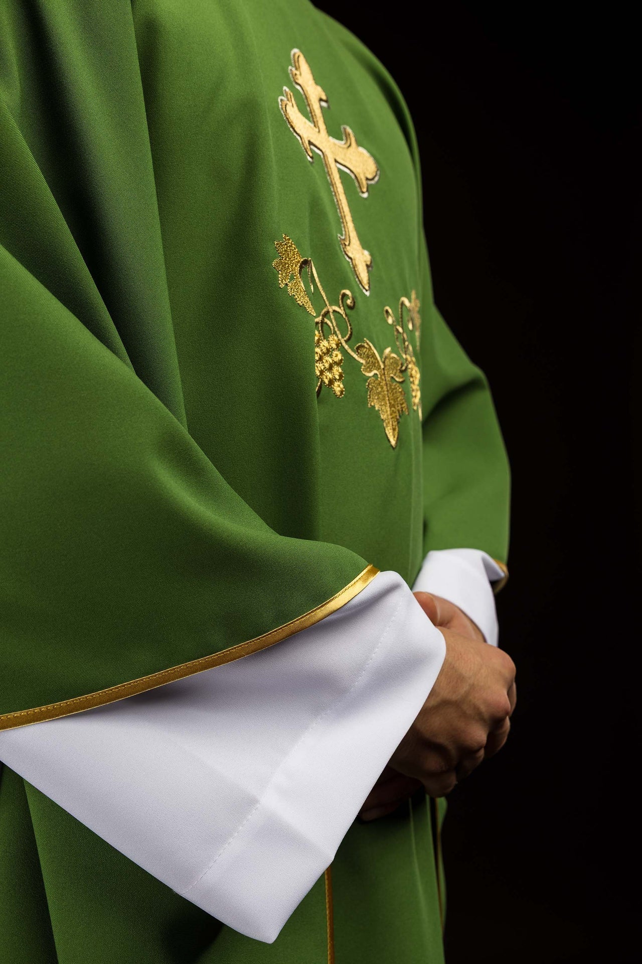 Ornat Liturgiczny Zielony z Haftowanym Krzyżem i Kołnierzem Karo - SZATYLITURGICZNE.PL